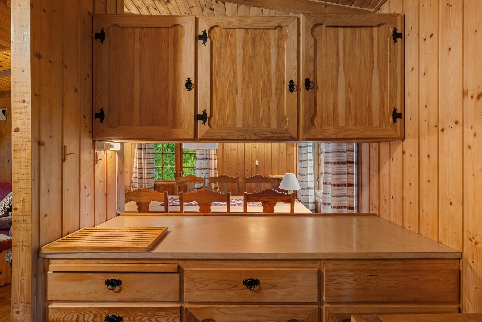 Kjøkken med delvis åpning mot spisestua Galleribilde