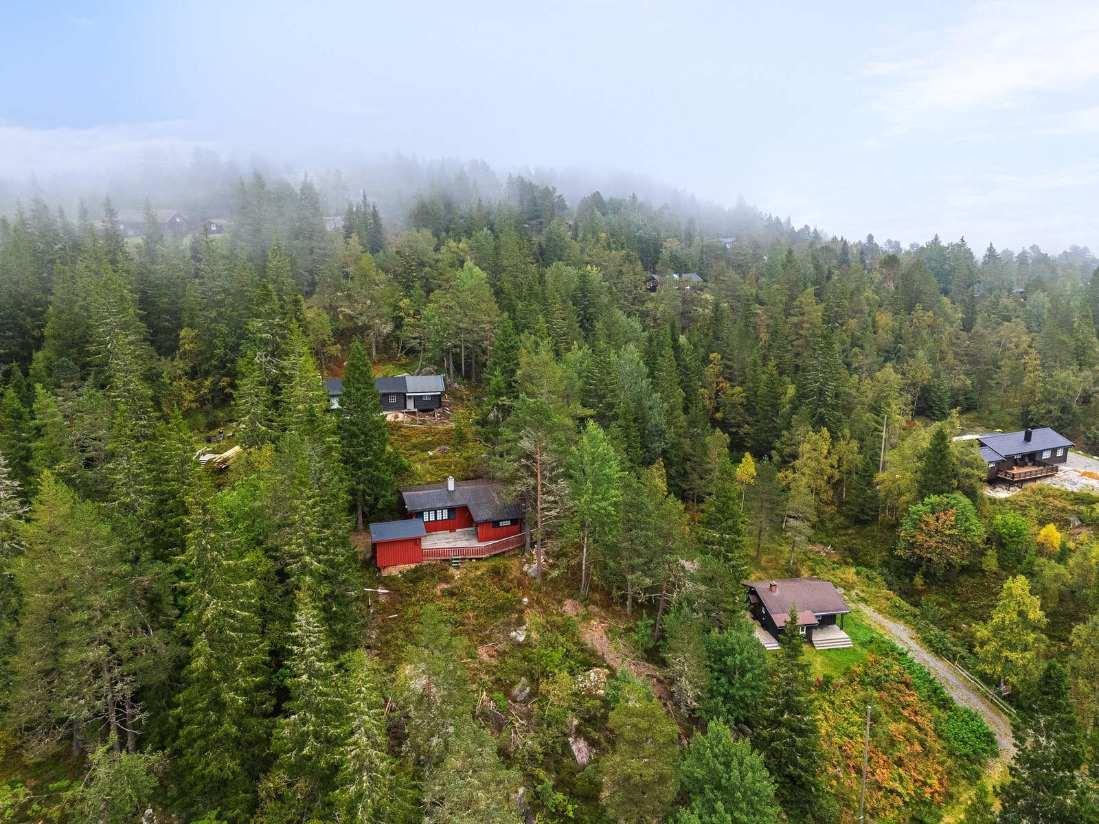 Dronefoto over hyttas beliggenhet Galleribilde