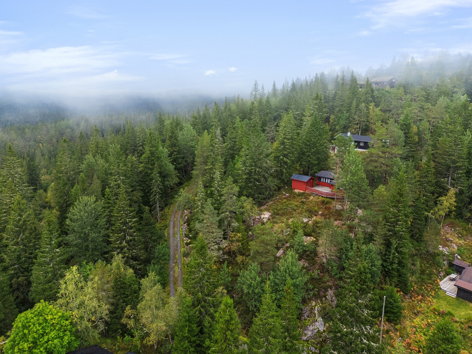 Dronefoto over hytta og dens omgivelser Galleribilde