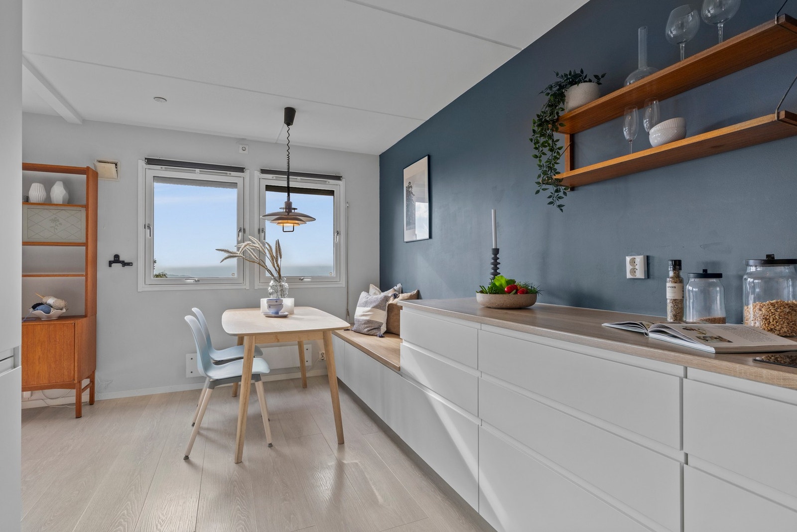 Integrerte hvitevarer inkluderer platetopp, komfyr, oppvaskmaskin og kjøl/frys Galleribilde