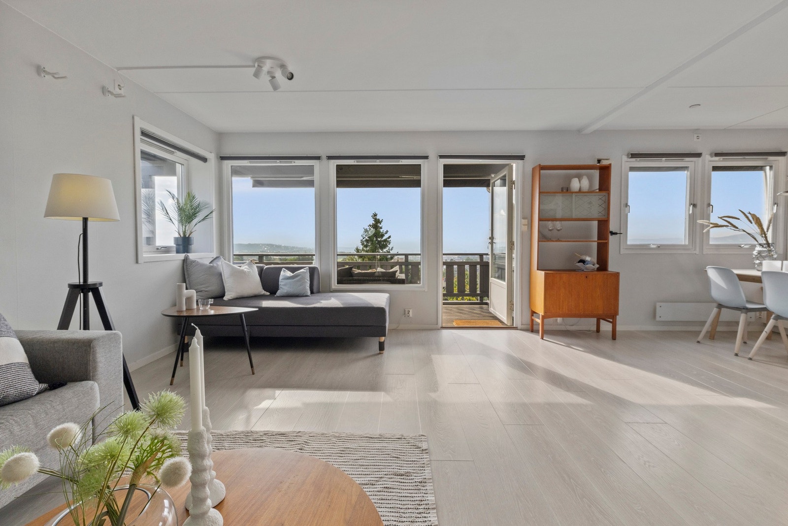 Rommet er enkelt å møblere med både sofa, spisebord og oppbevaringsløsninger Galleribilde