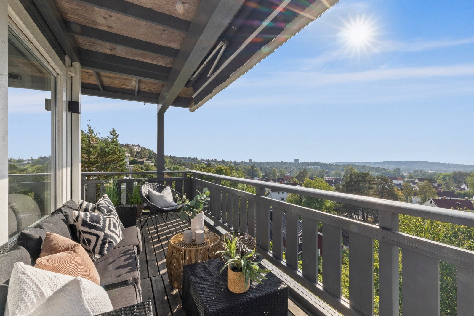 Balkongen vender mot sydvest og har meget gode solforhold Galleribilde