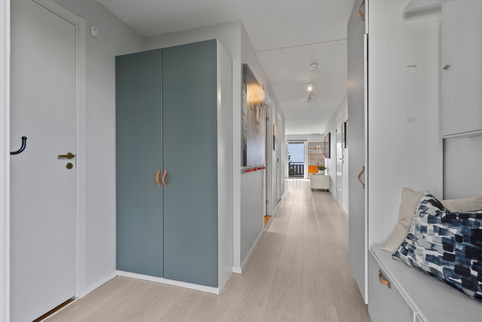 Rommet har garderobeskap og god plass til nødvendige oppbevaringsmøbler Galleribilde