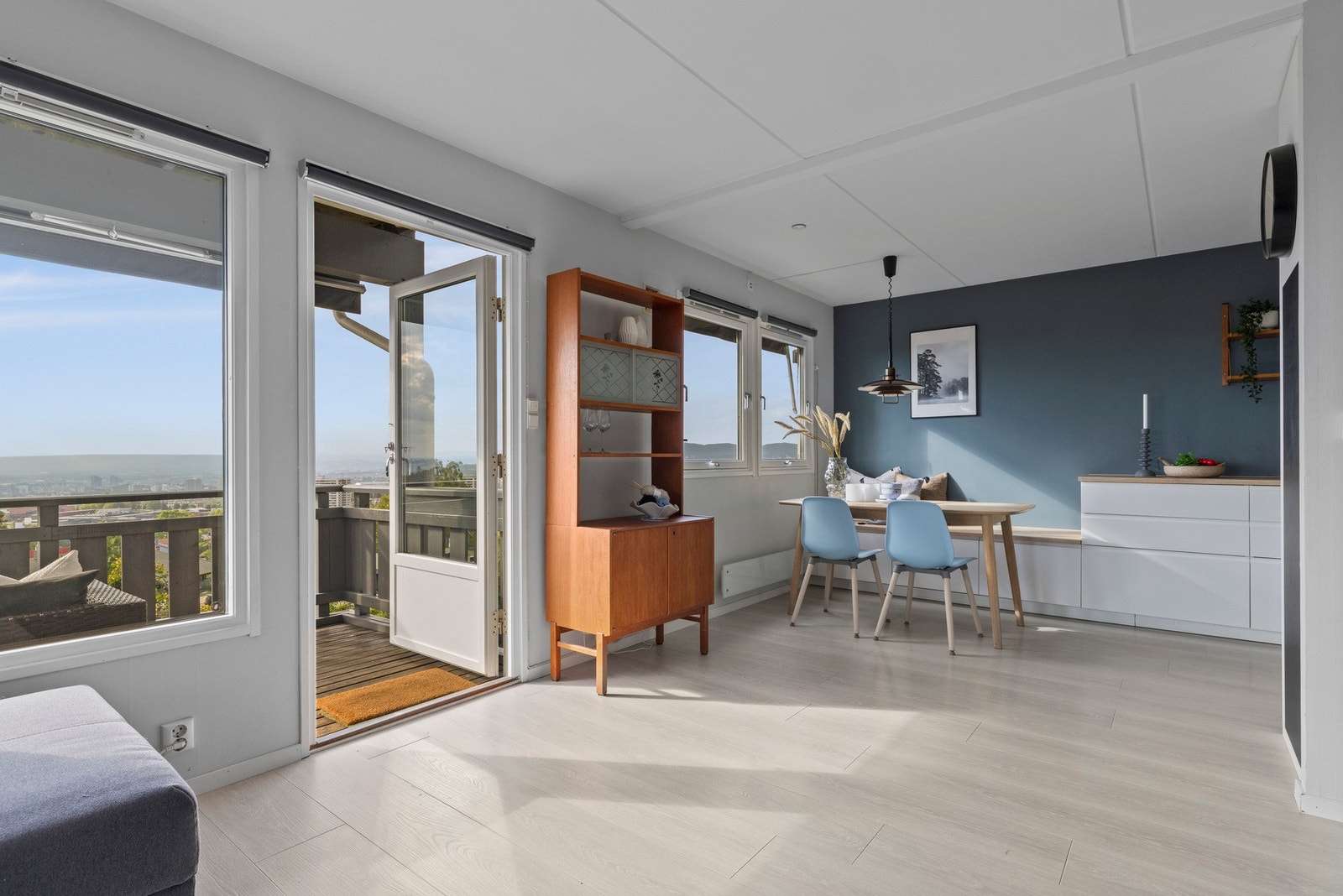 Fra stuen har du direkte utgang til en sydvestvendt balkong, noe som gir ekstra bruksmuligheter i sommerhalvåret Galleribilde