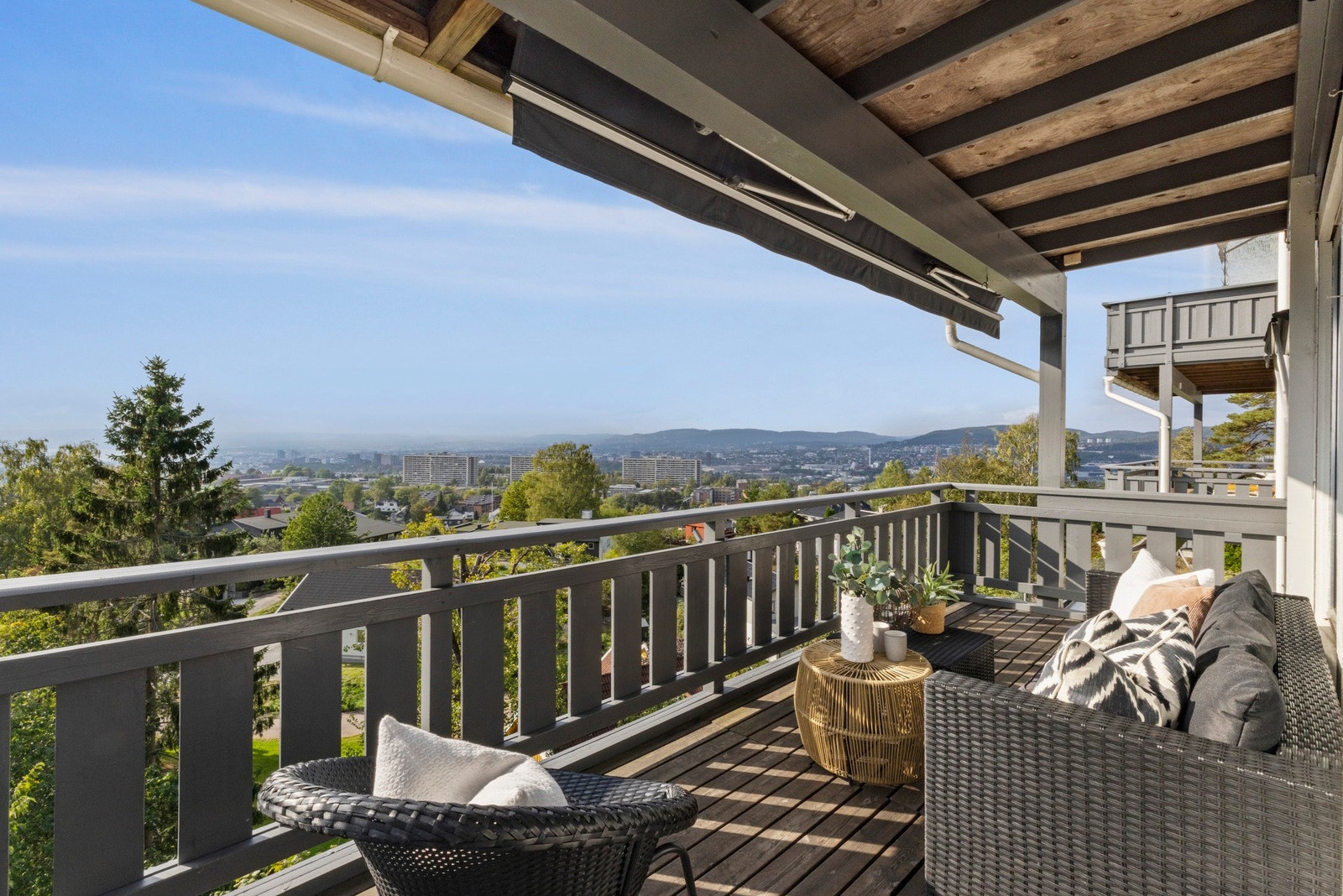 Leiligheten har en flott, delvis overbygd balkong på 13 kvm, noe som gir godt med plass til utemøbler Galleribilde