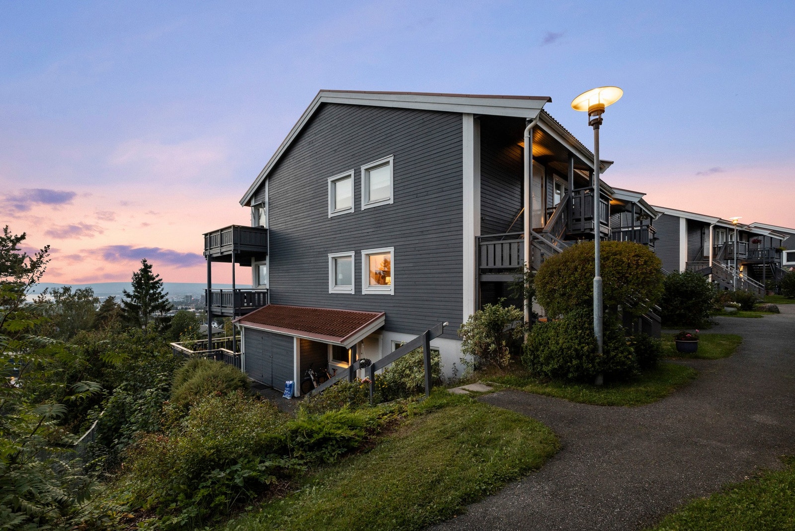 Sameiets tomt er på hele 16 700 kvadratmeter som gir deg og dine naboer god plass til å utfolde dere Galleribilde