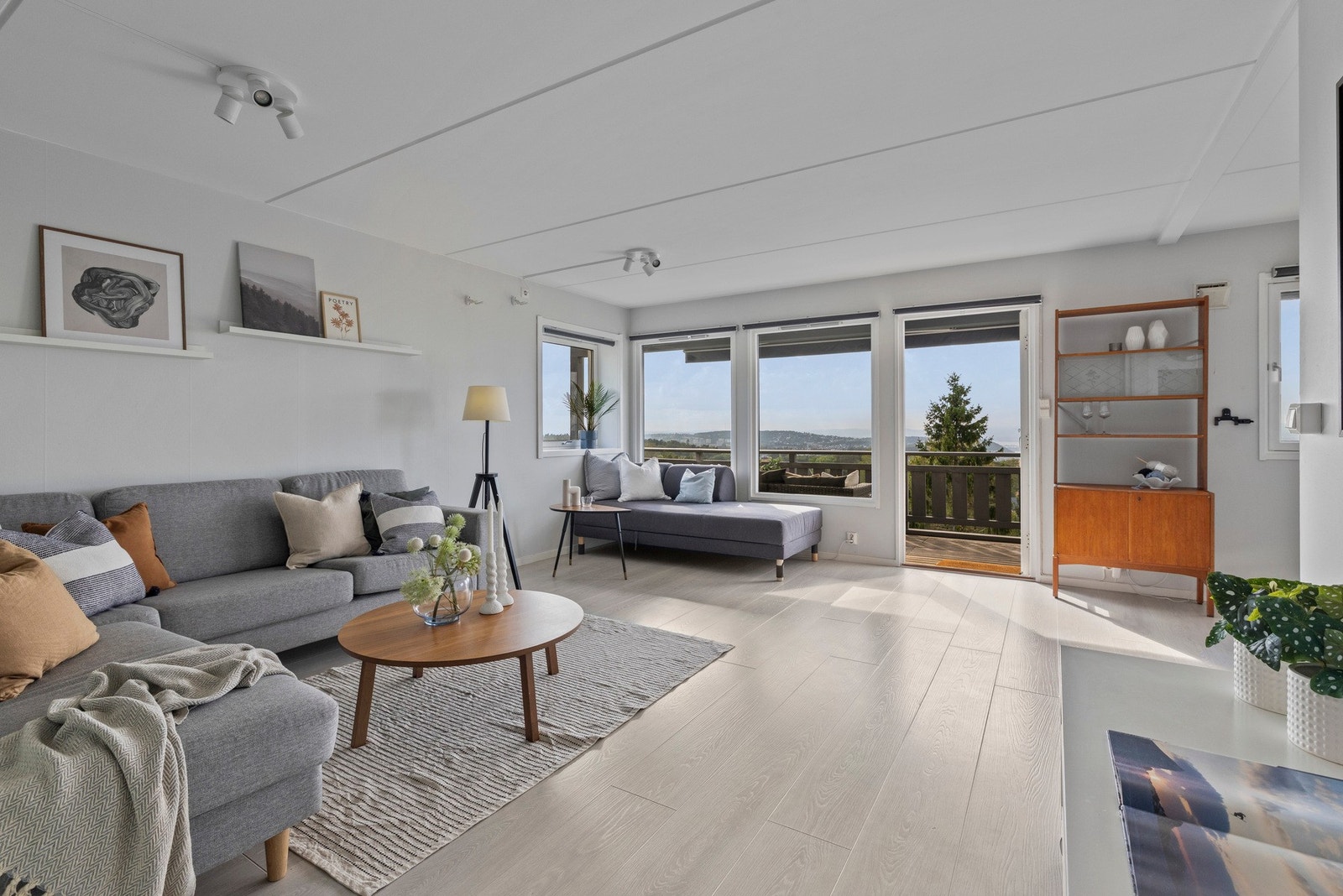 Stuen har en romslig planløsning som gir deg mange innredningsmuligheter Galleribilde