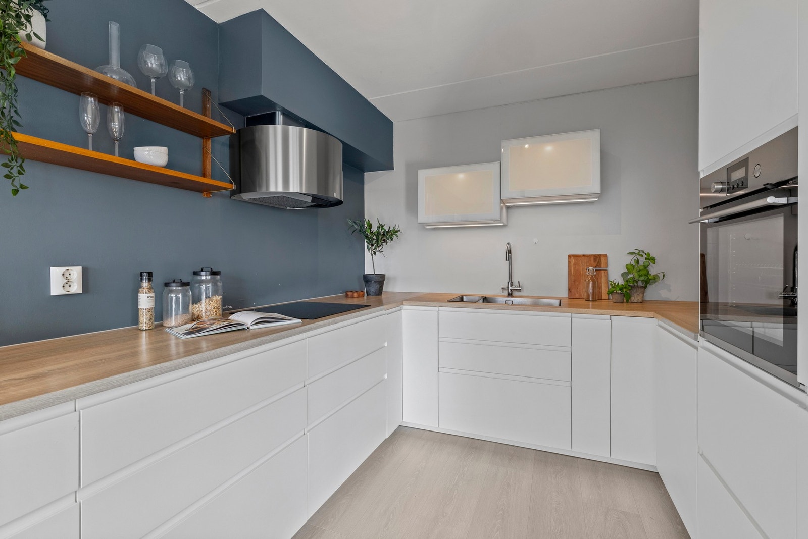 Kjøkkenet har en moderne og funksjonell layout med innredning fra IKEA Galleribilde