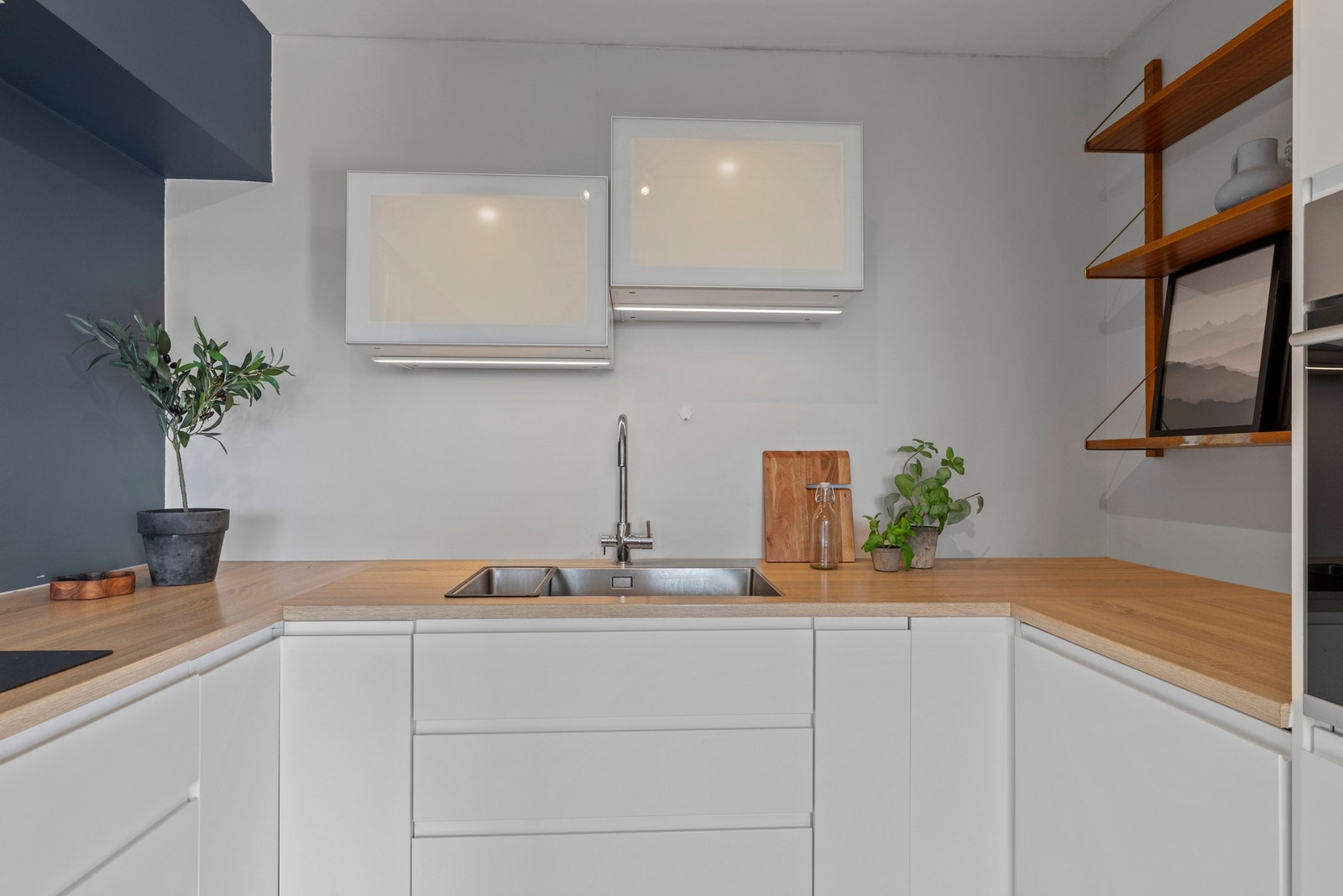 Innredningen består av glatte fronter og benkeplate i laminat Galleribilde