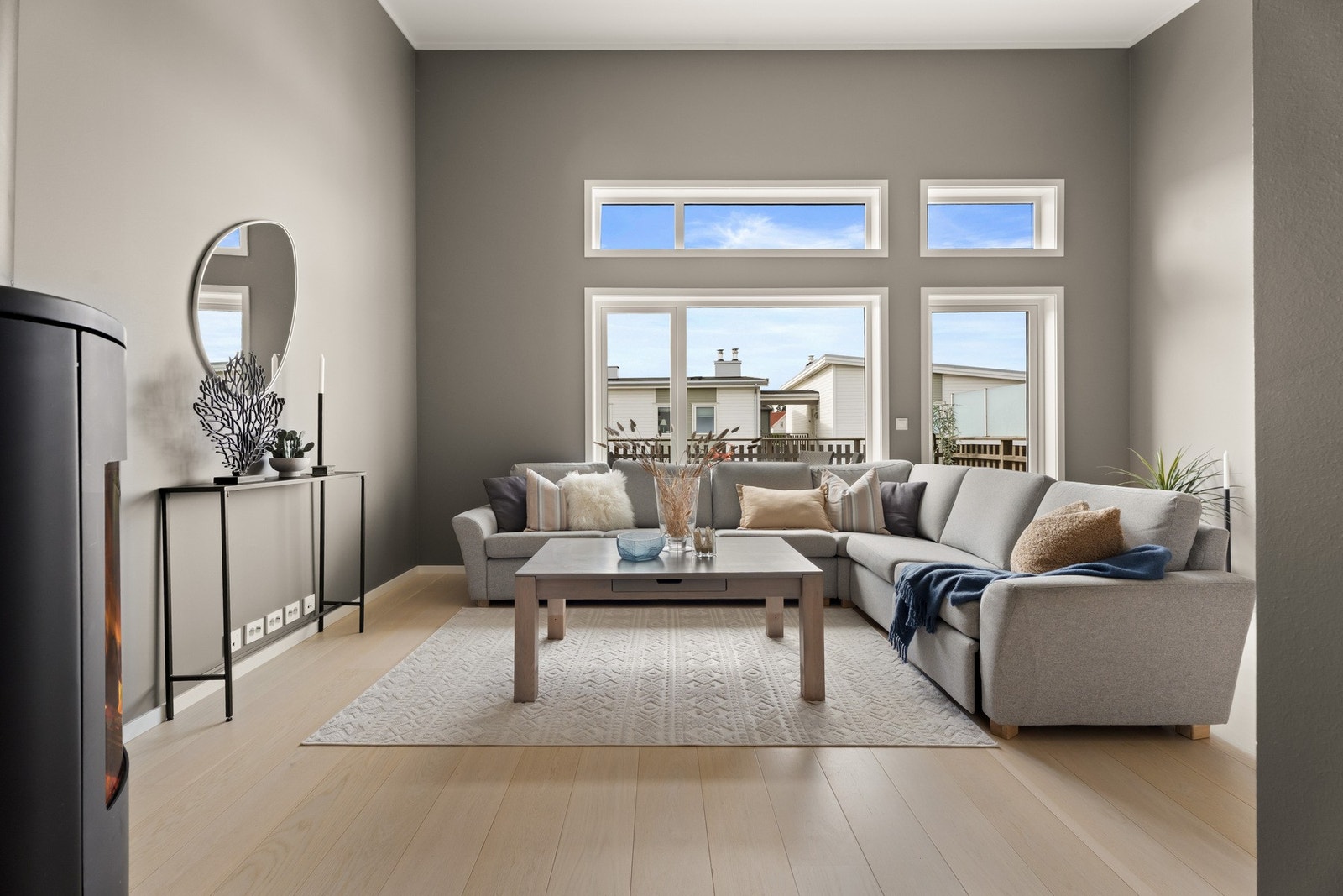 Leilighet i 2. etasje med fantastisk takhøyde på nesten 4 meter i stuen. Galleribilde