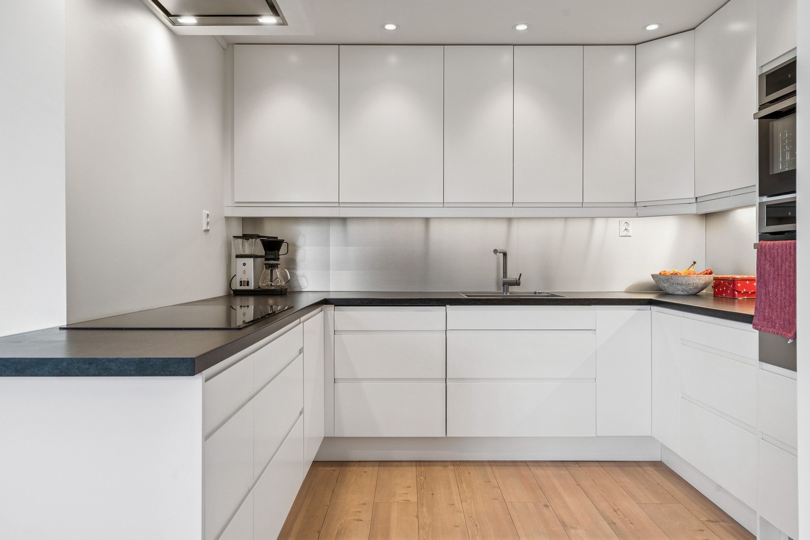 Moderne kjøkken med integrerte hvitevarer Galleribilde