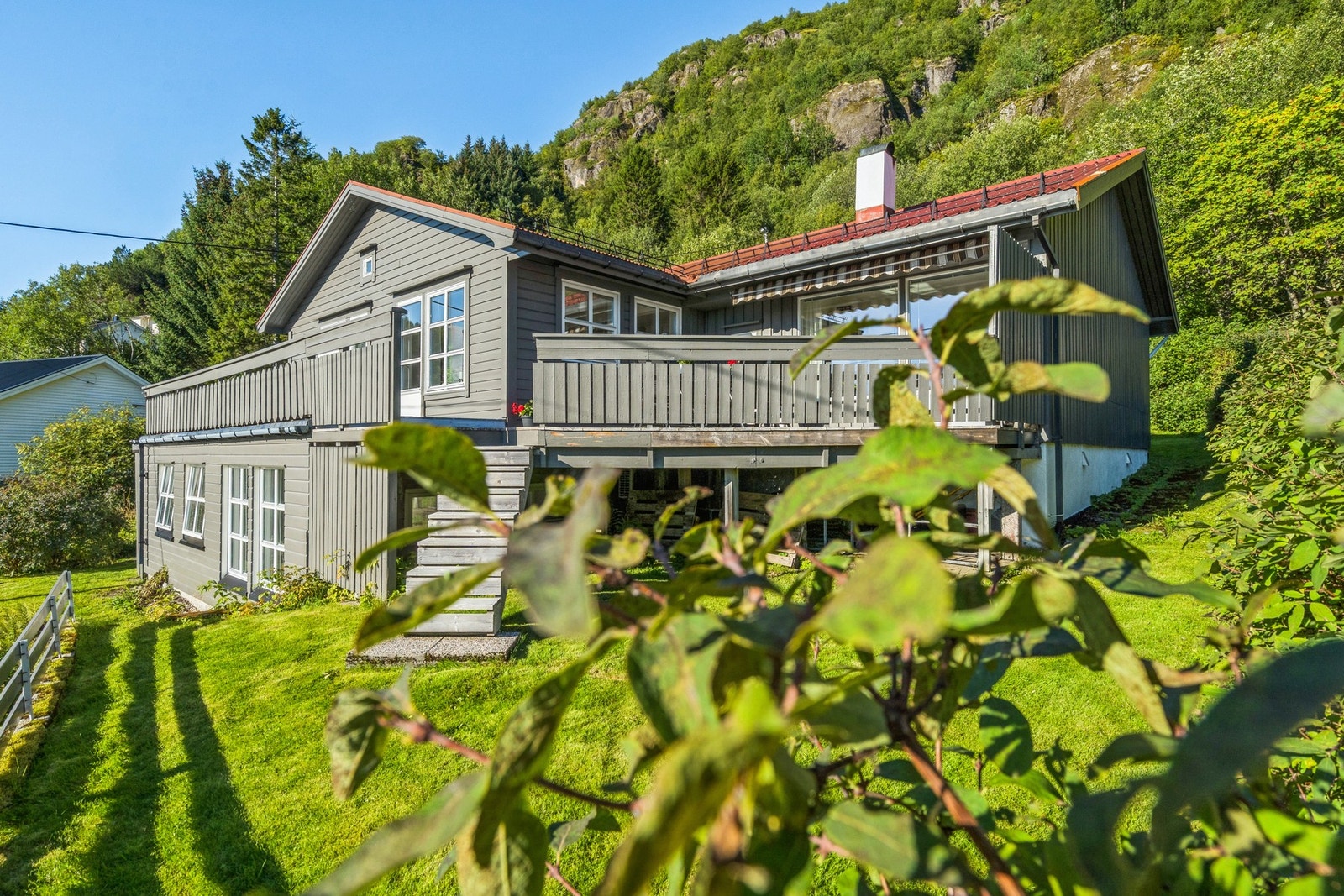 Boligen ligger i høyden og har fantastisk utsikt Galleribilde