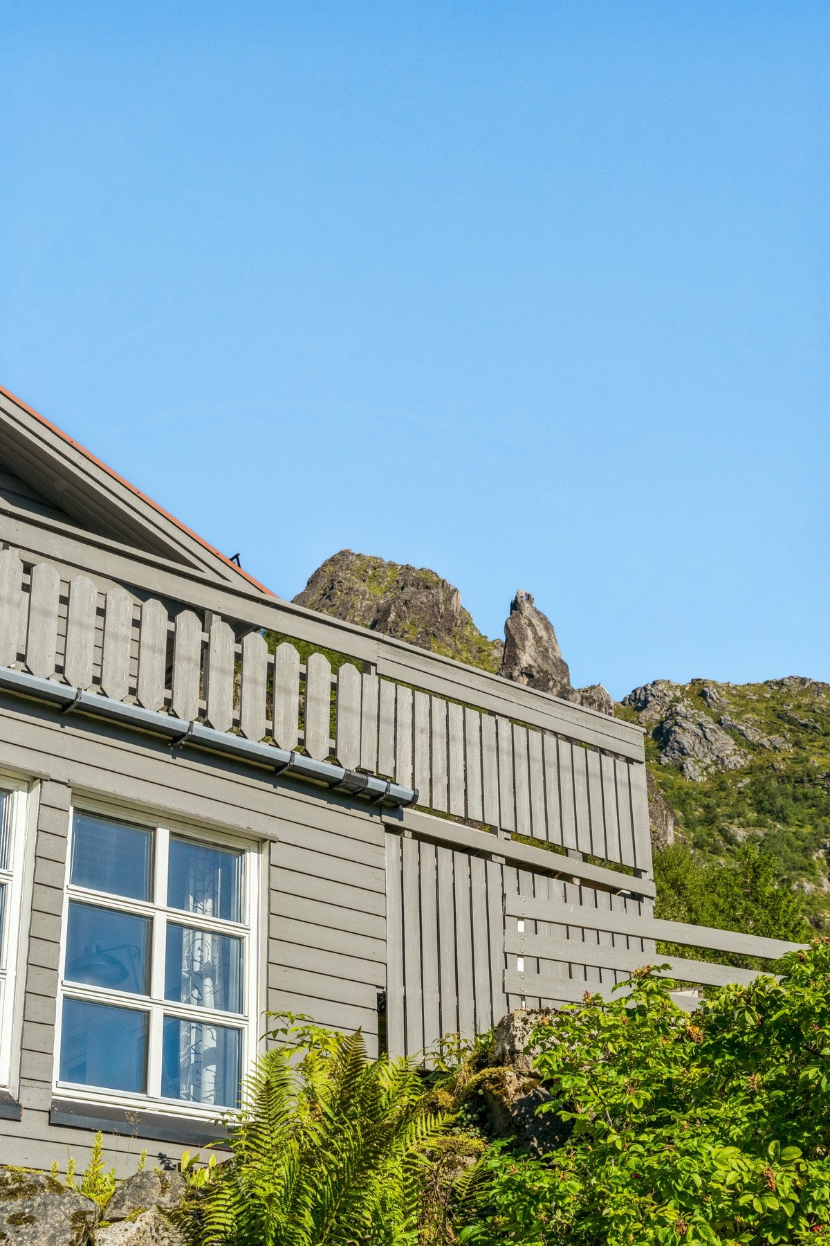 Svolværgeita kan ses fra eiendommen Galleribilde