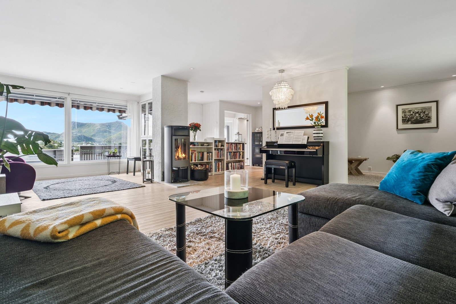 Det er vedovn i stuen og varmepumpe i trappegang Galleribilde