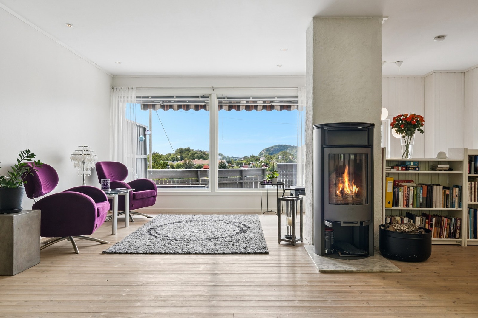 Romslig stue med flere møbleringsmulihgeter Galleribilde