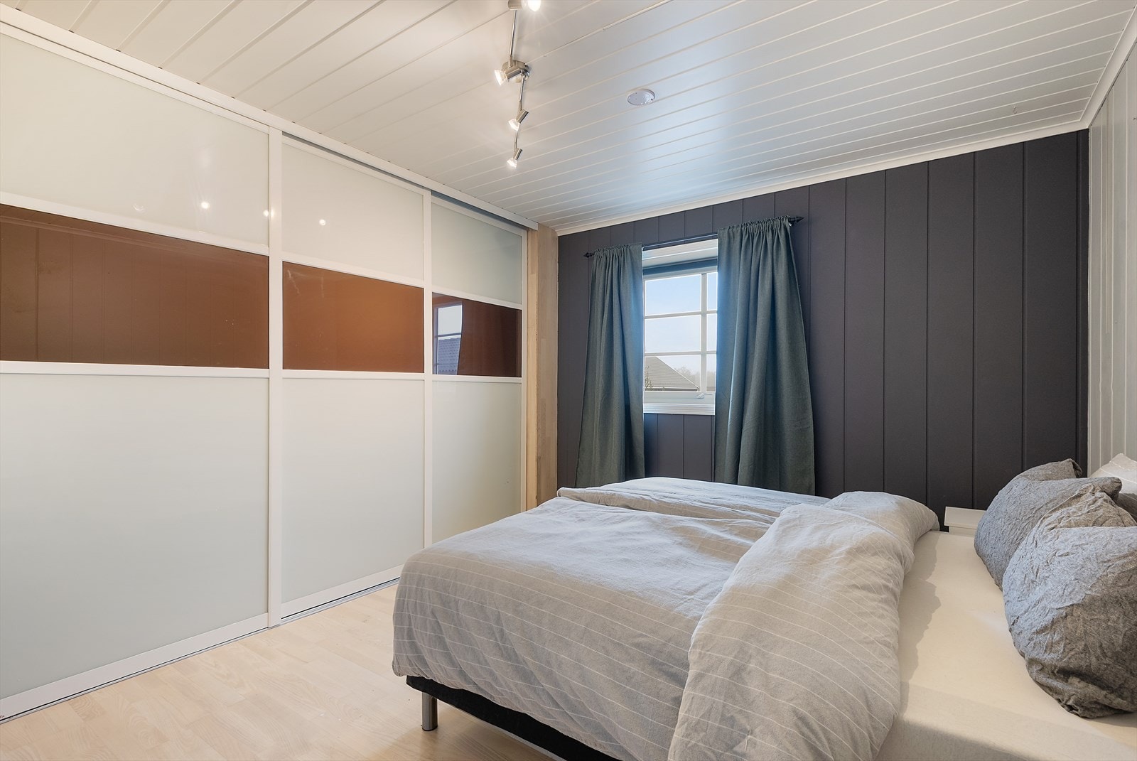 Soverommet har stor skyvedørsgarderobe. Galleribilde