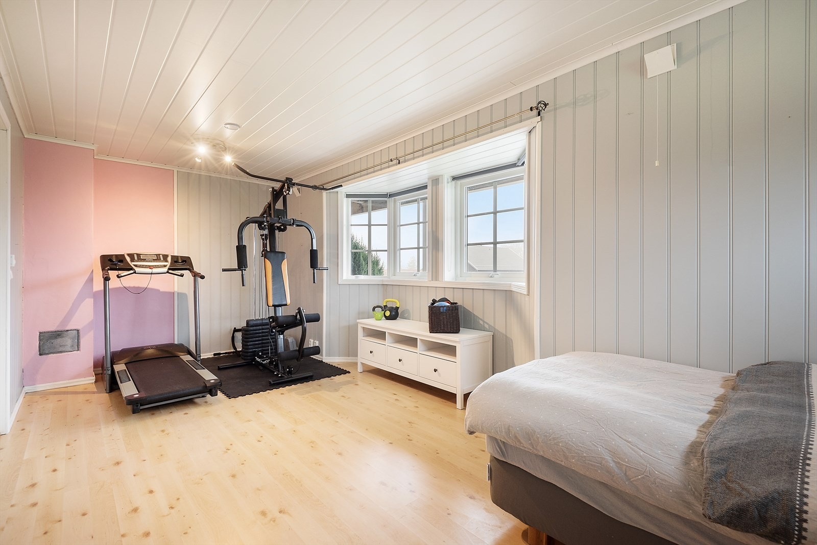 Soverom med karnapp i underetasjen. Galleribilde