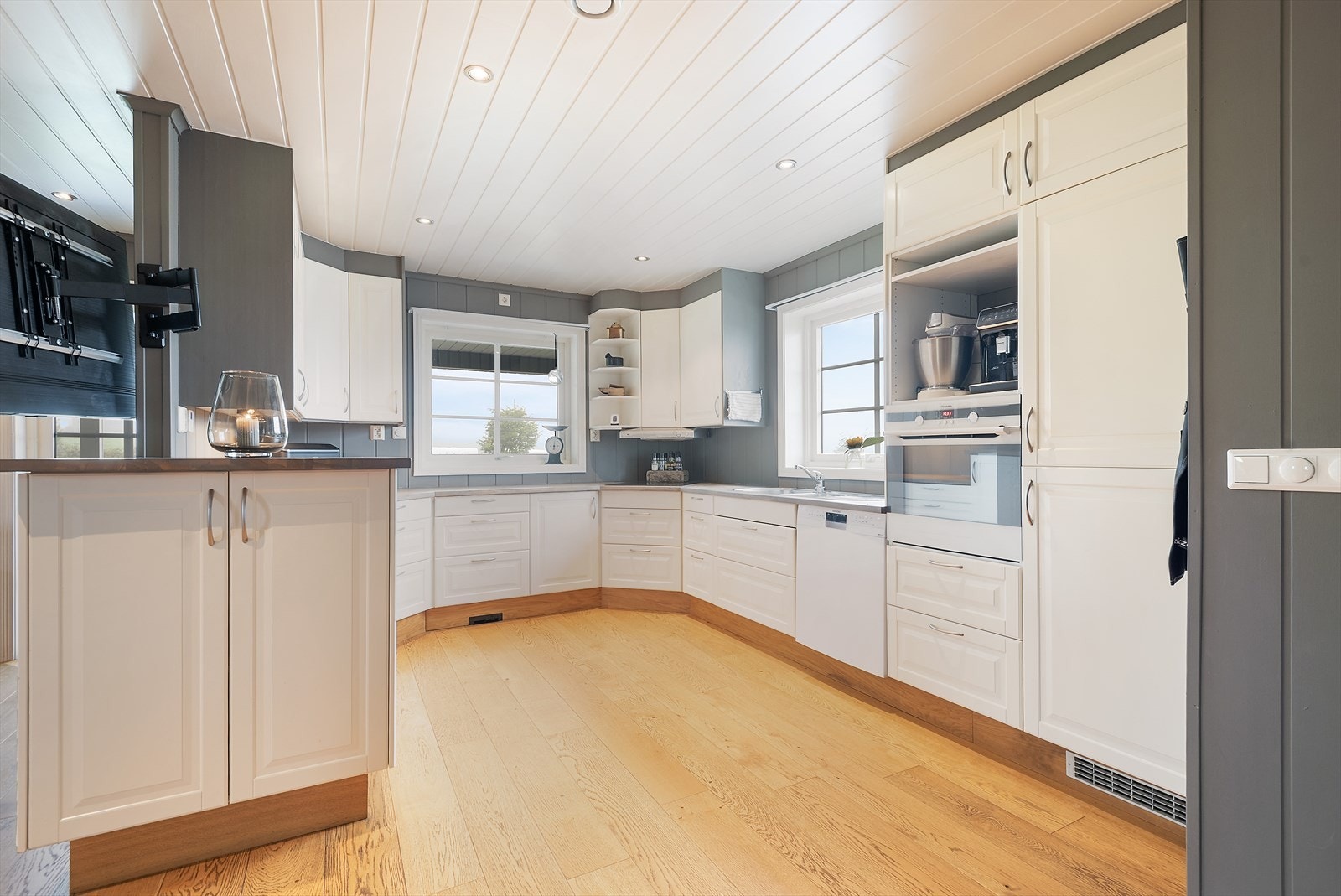 Kjøkkenet har godt med skap- og benkeplass. Galleribilde