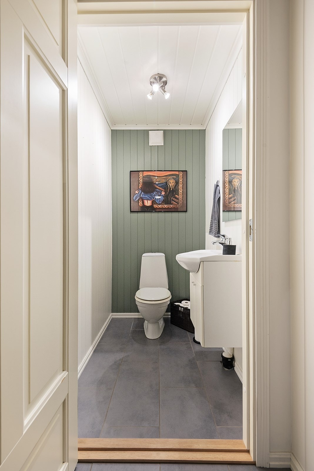 Separat toalettrom i underetasjen. Galleribilde