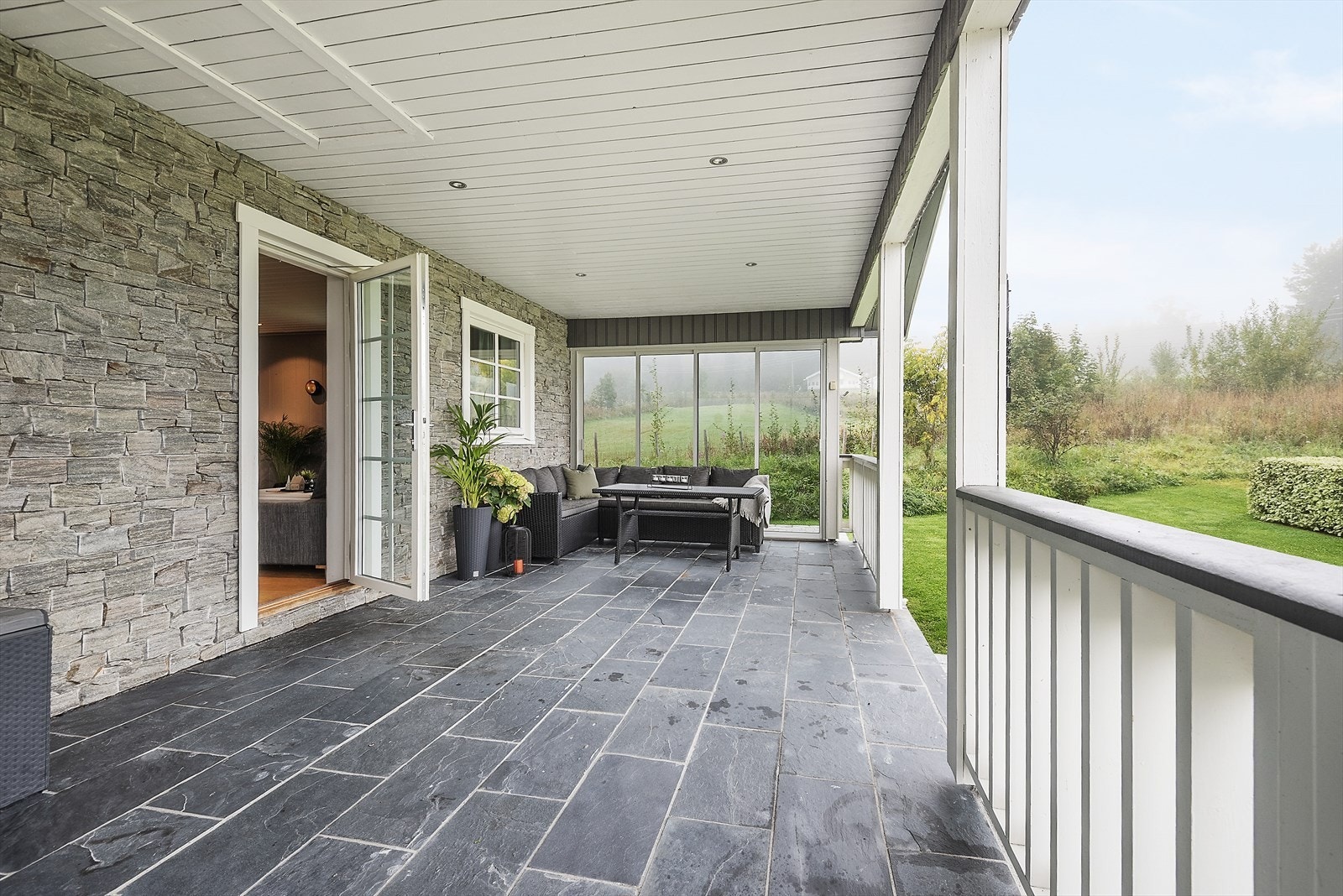 Overbygget veranda med utgang fra stue. Galleribilde