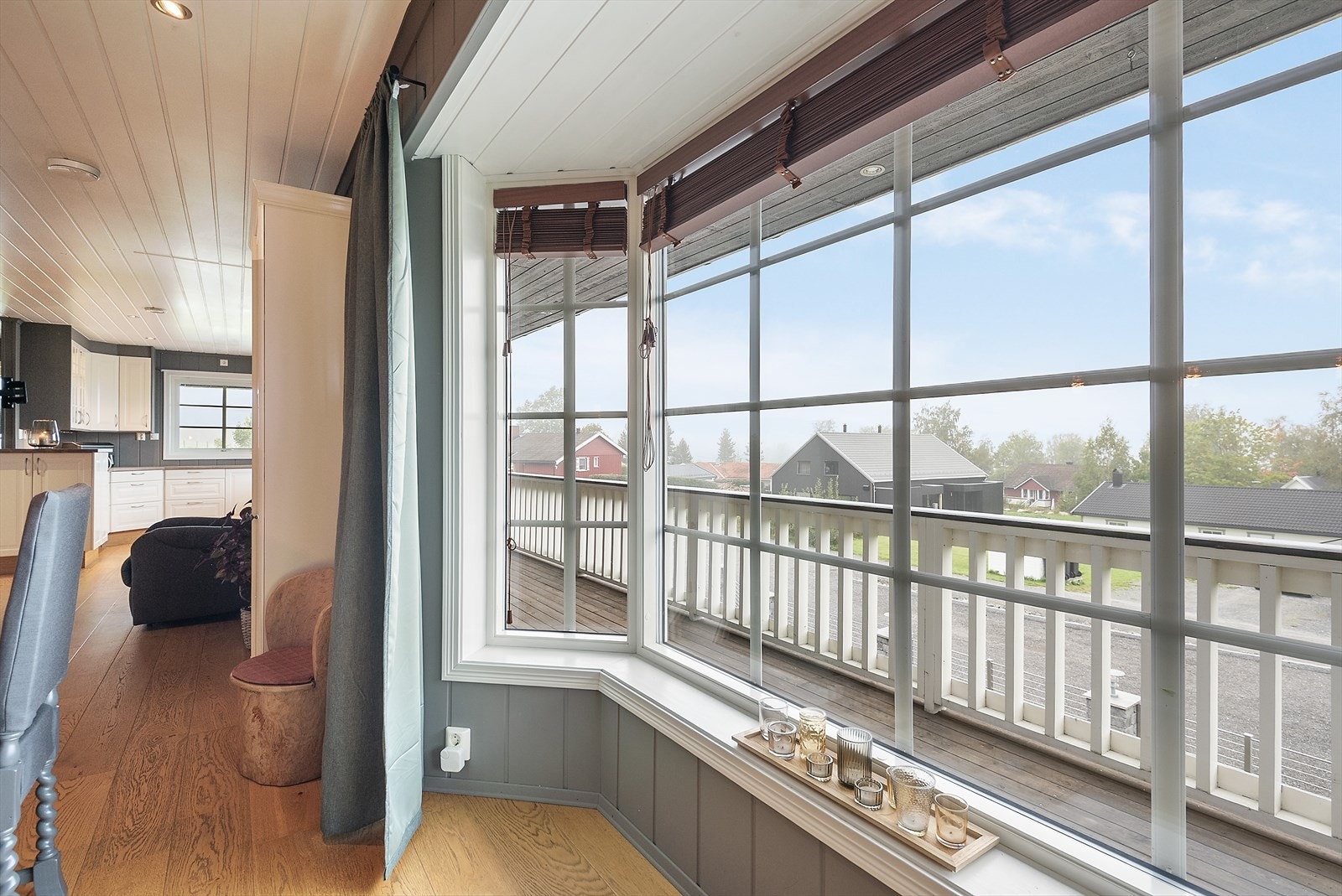 Store vindusflater gir godt med dagslys inn. Galleribilde