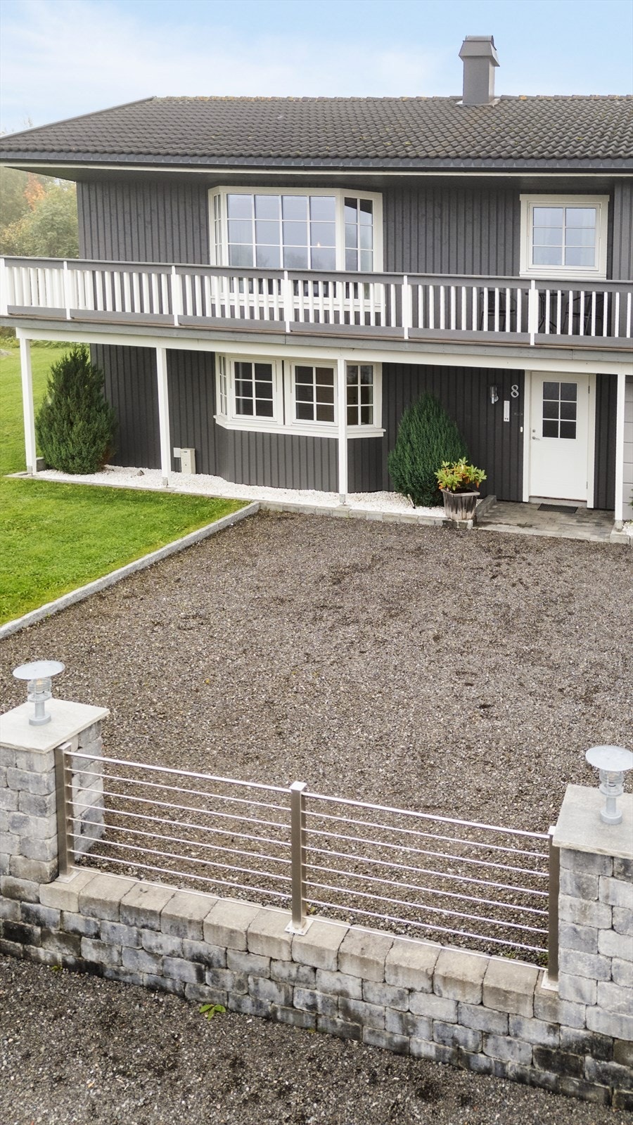 Gruset gårdsplass. Galleribilde