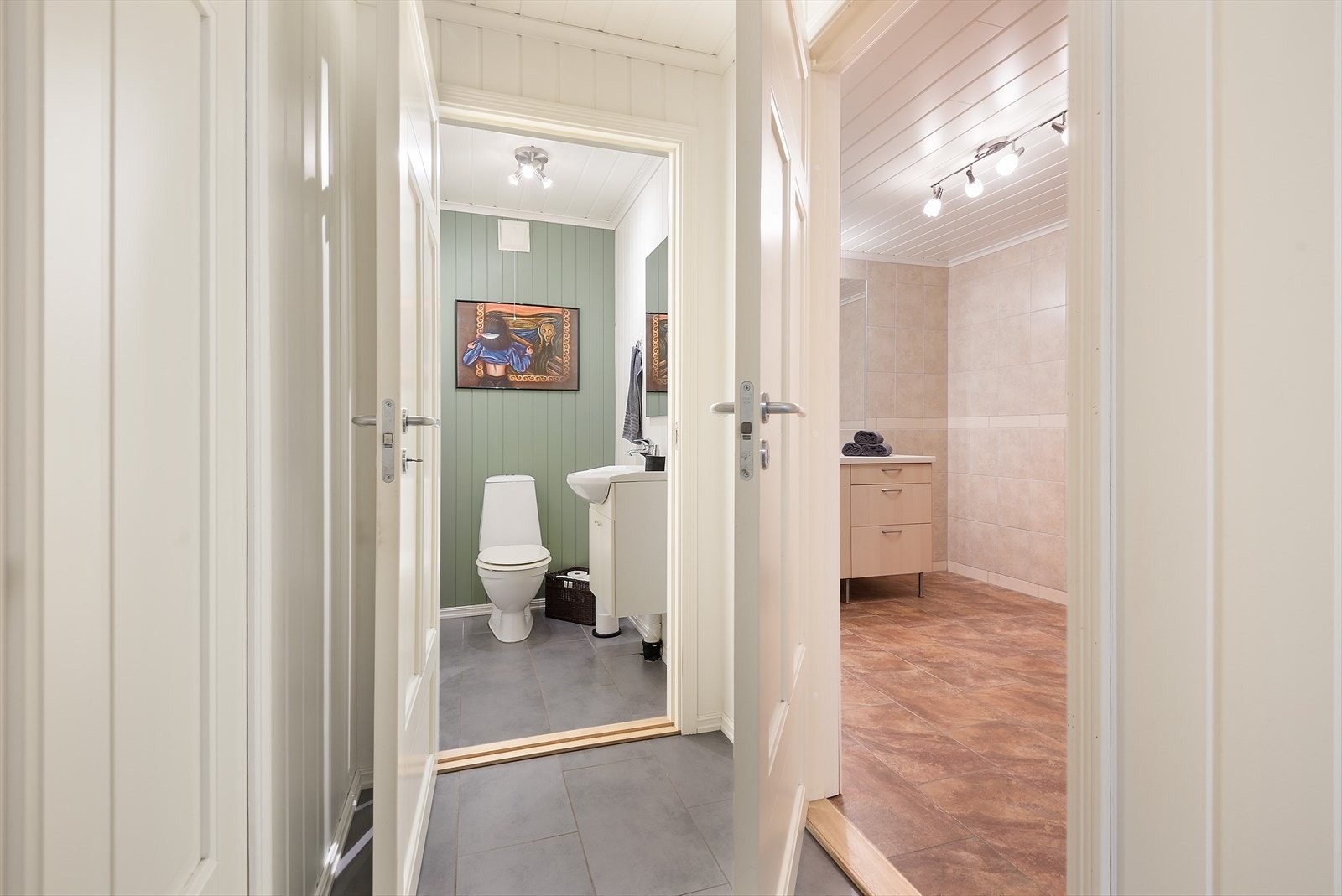 Bad i underetasjen med enkel tilgang til toalettrom. Galleribilde