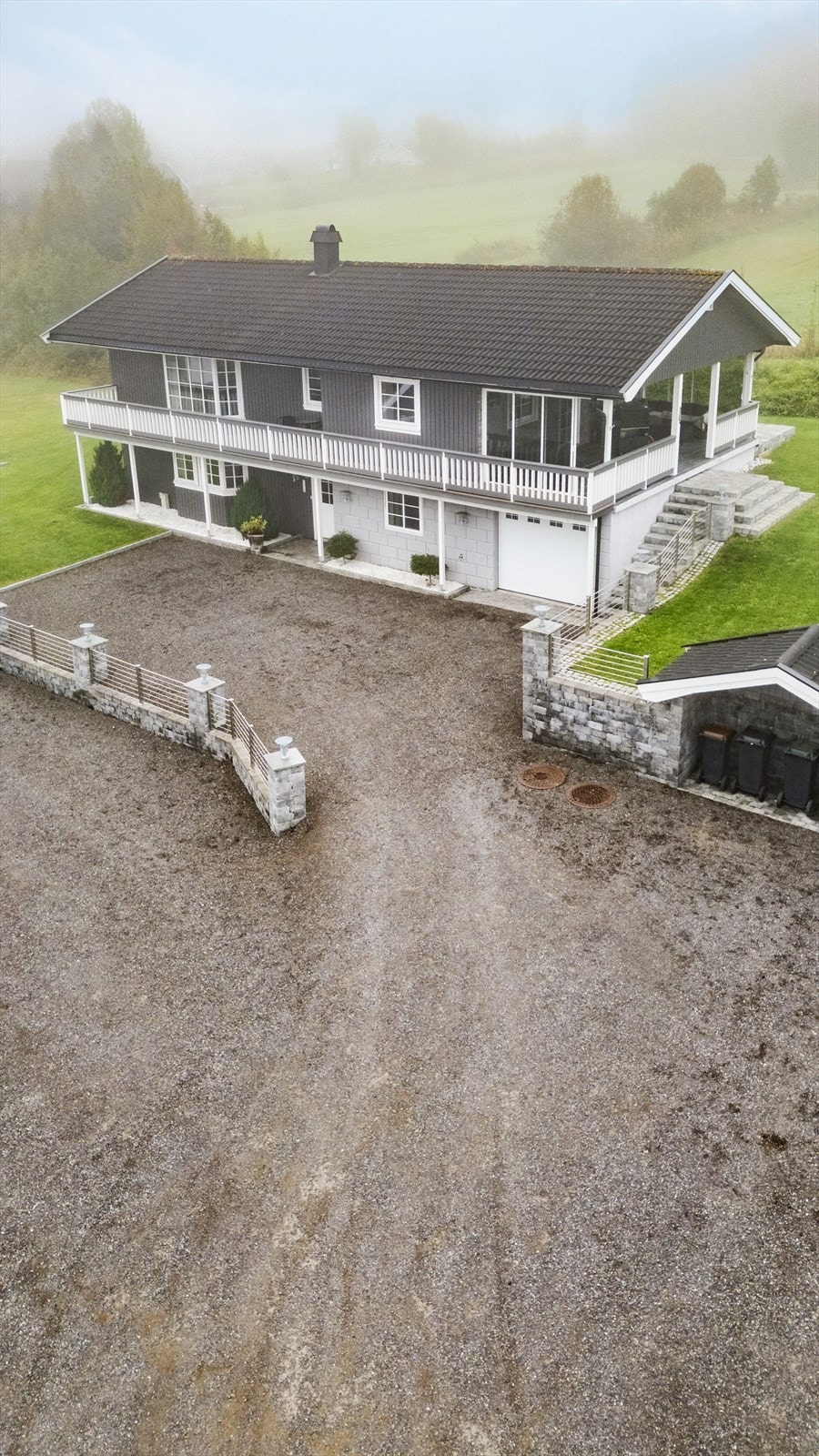 Tomt med plen og beplantning. Gruset gårdsplass. Galleribilde