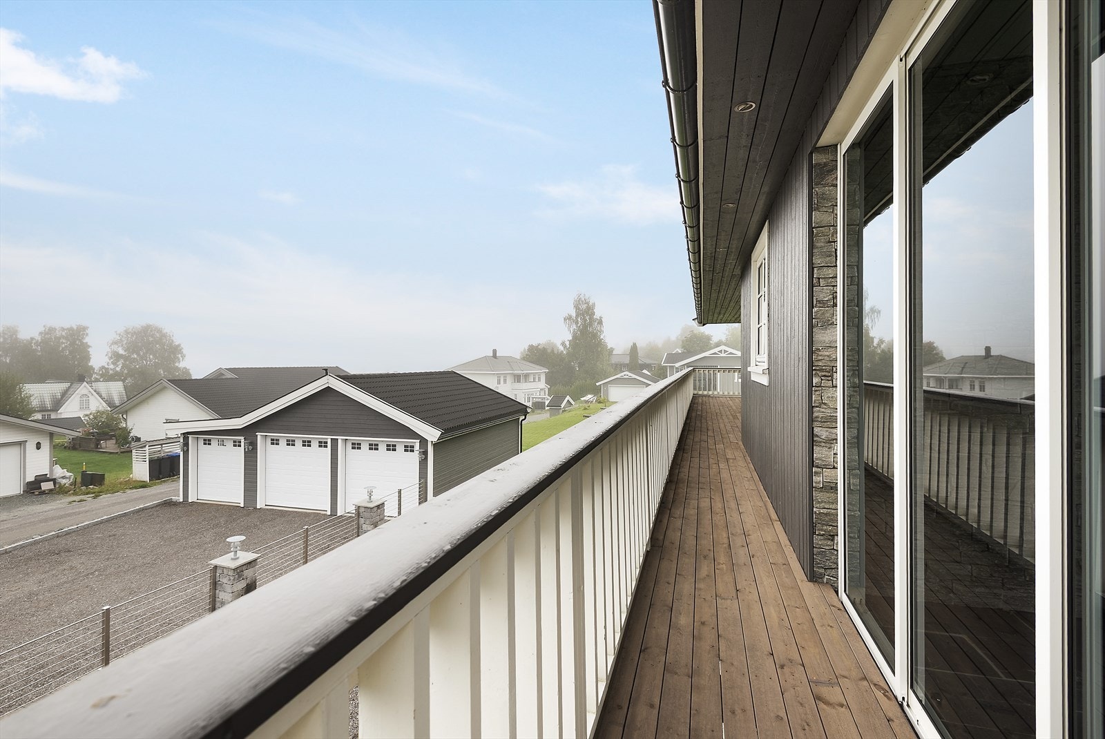 Stor veranda rundt boligen. Galleribilde