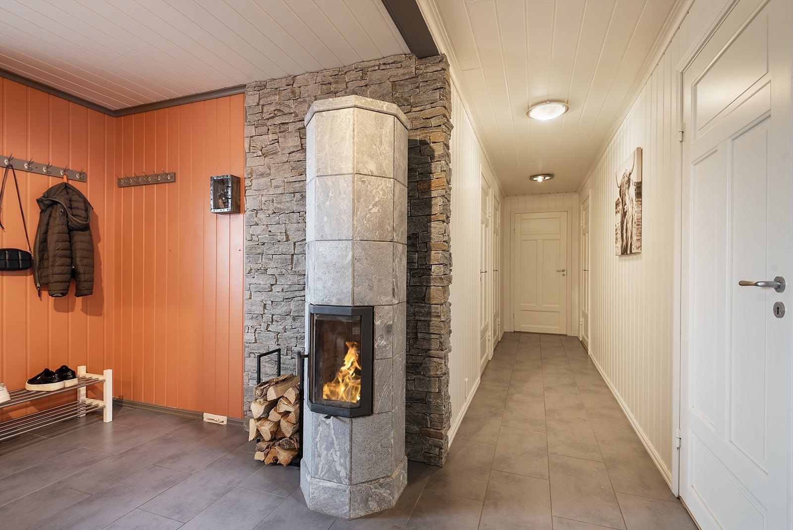 Gang med oppheng for jakker. Galleribilde