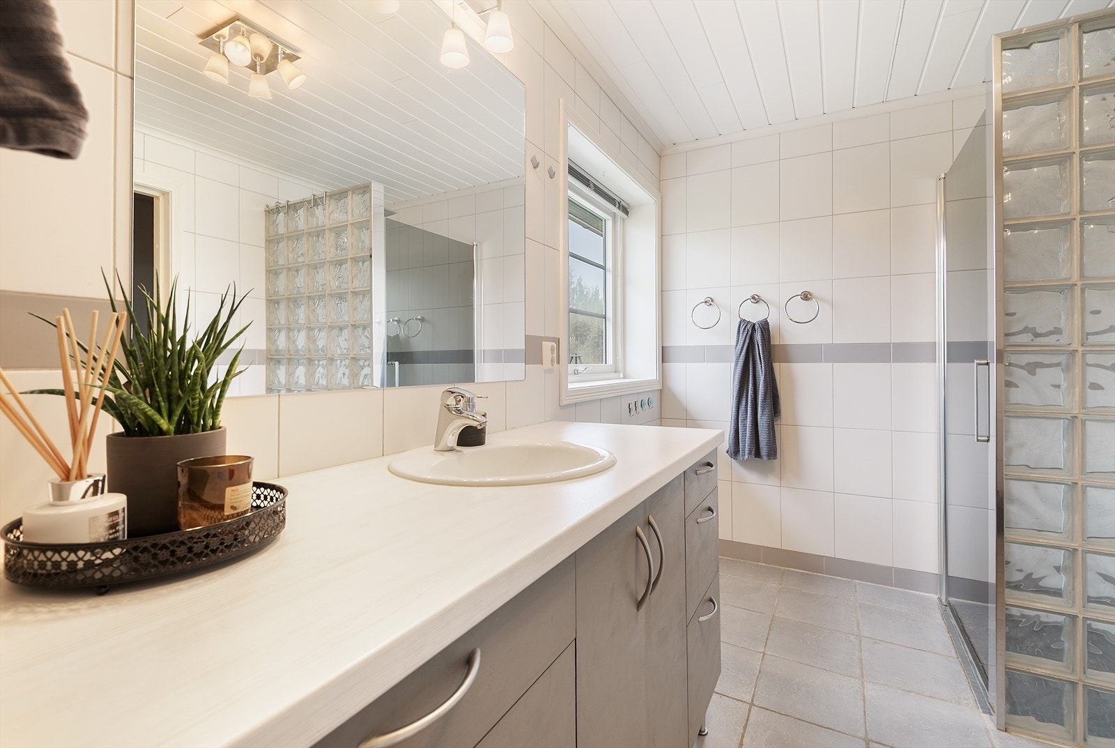 Bad med dusjnisje av glassbyggerstein. Galleribilde