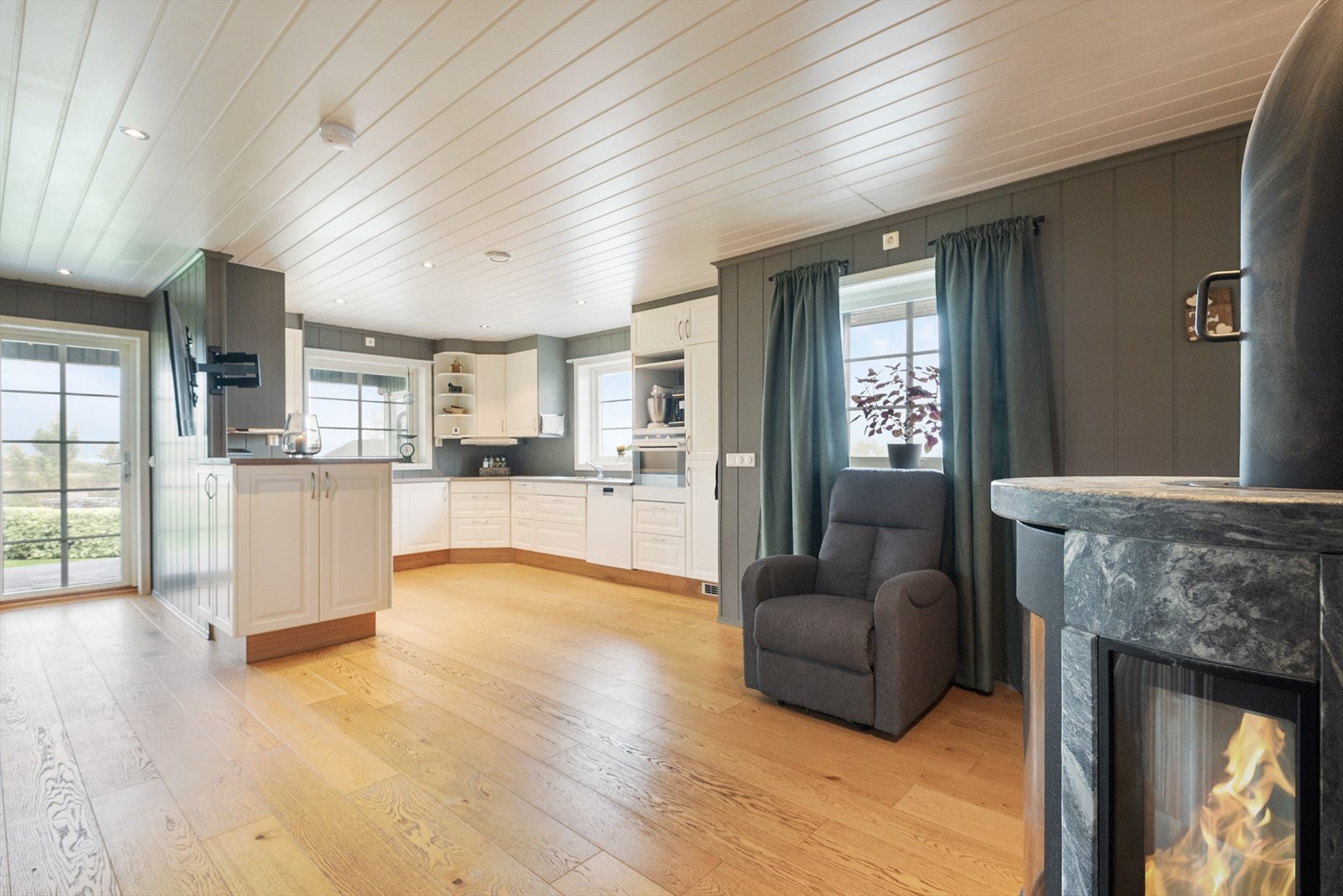 Åpen løsning i boligen gir en god romfølelse. Galleribilde