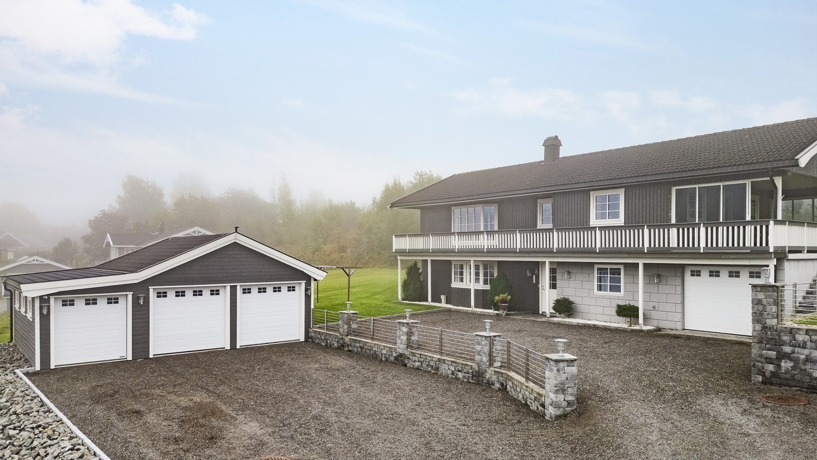 Garasje på eiendommen. Galleribilde