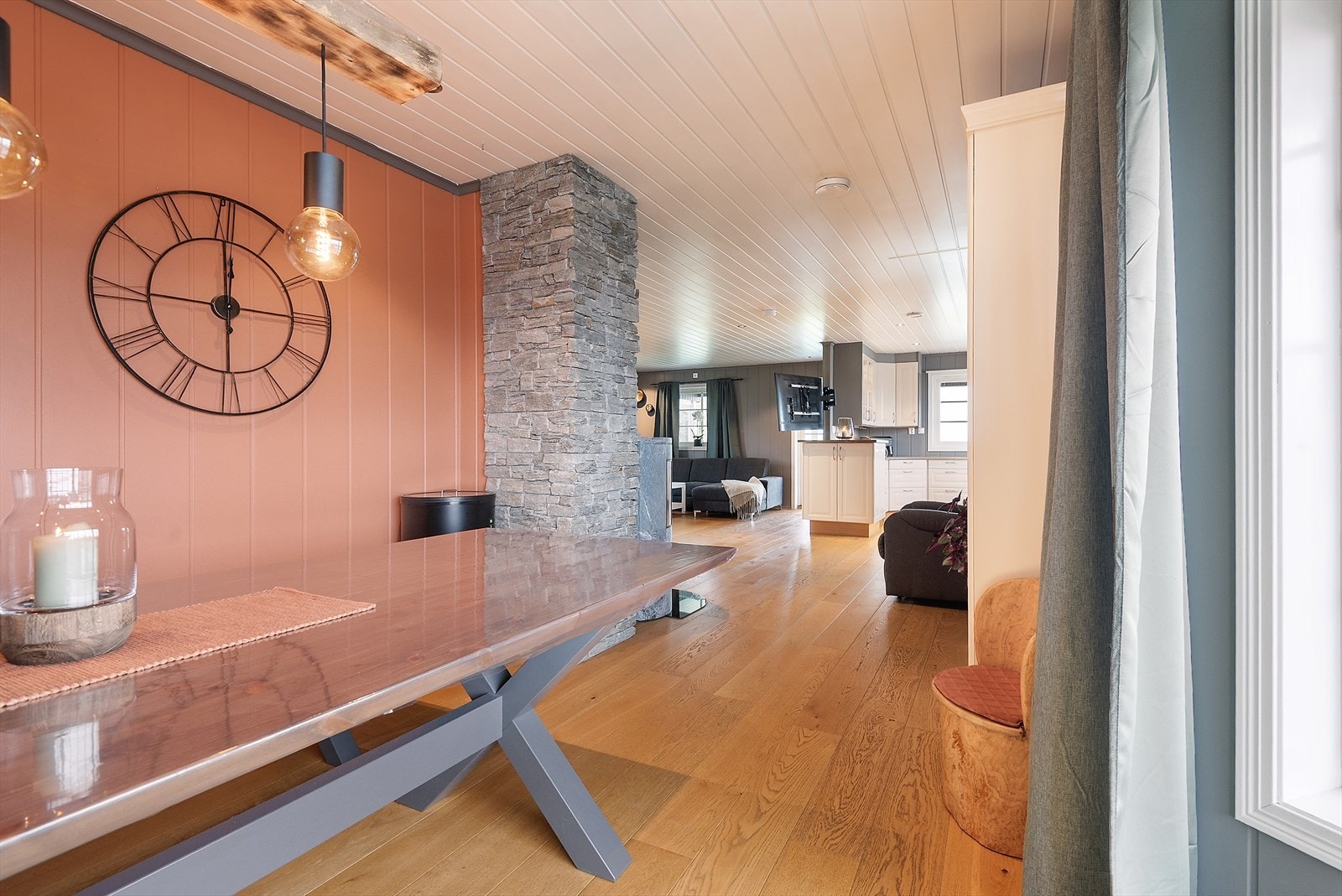 Spiseplass i tilknytning til kjøkkenet. Galleribilde