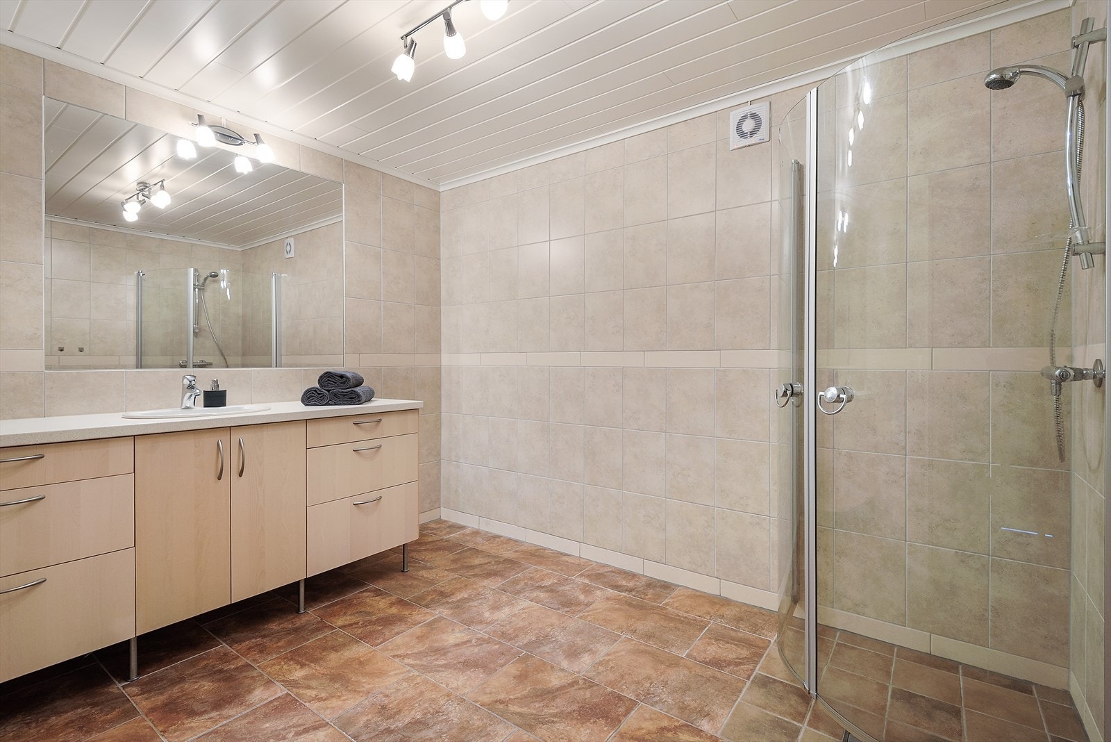 Romslig bad i underetasjen. Galleribilde