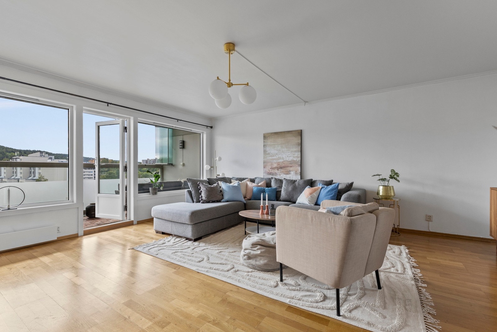 Stuen har en praktisk utforming med god plass til både sofagruppe og spisebord Galleribilde