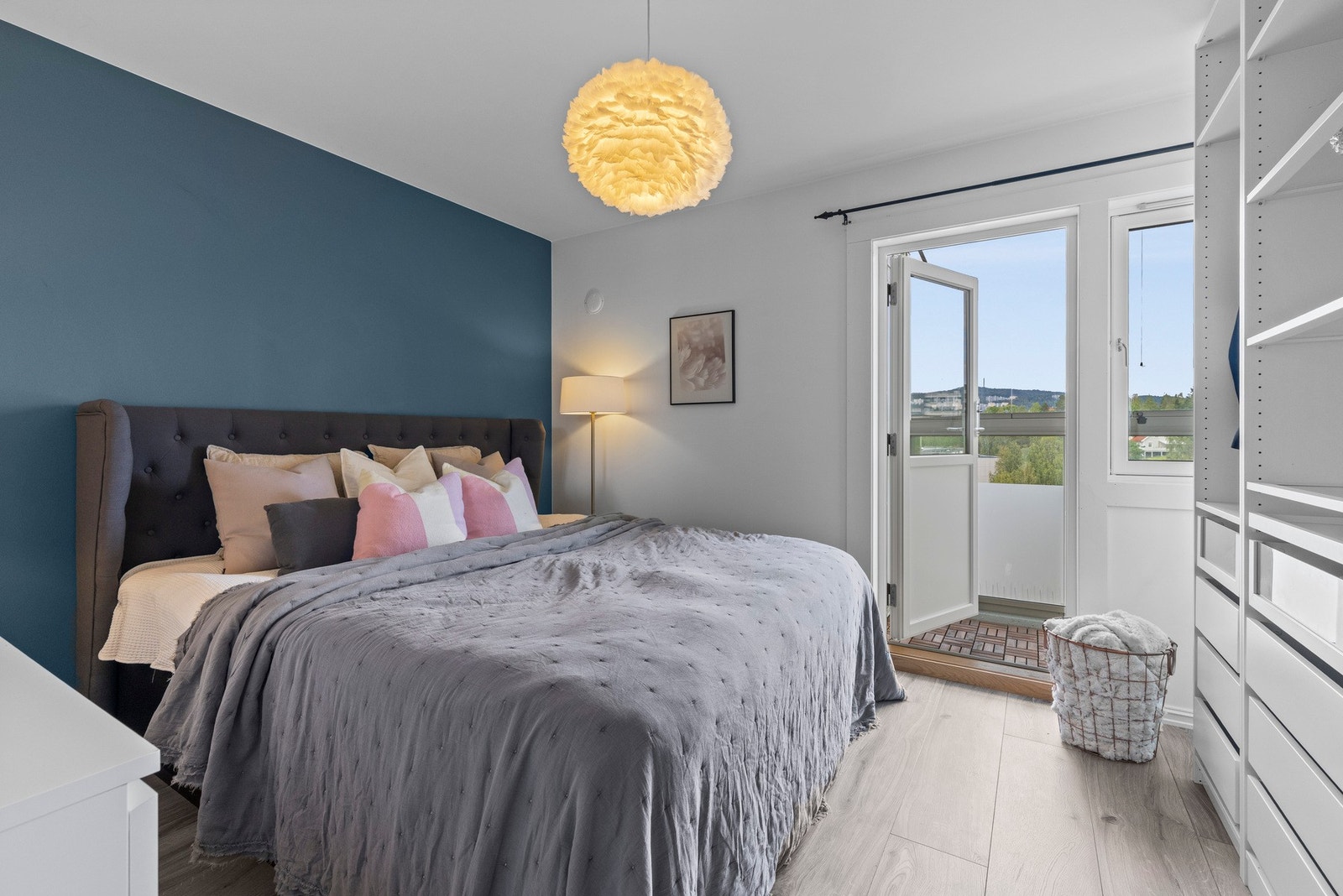 Hovedsoverommet har en romhøyde på 2,40 meter og fremstår luftig Galleribilde