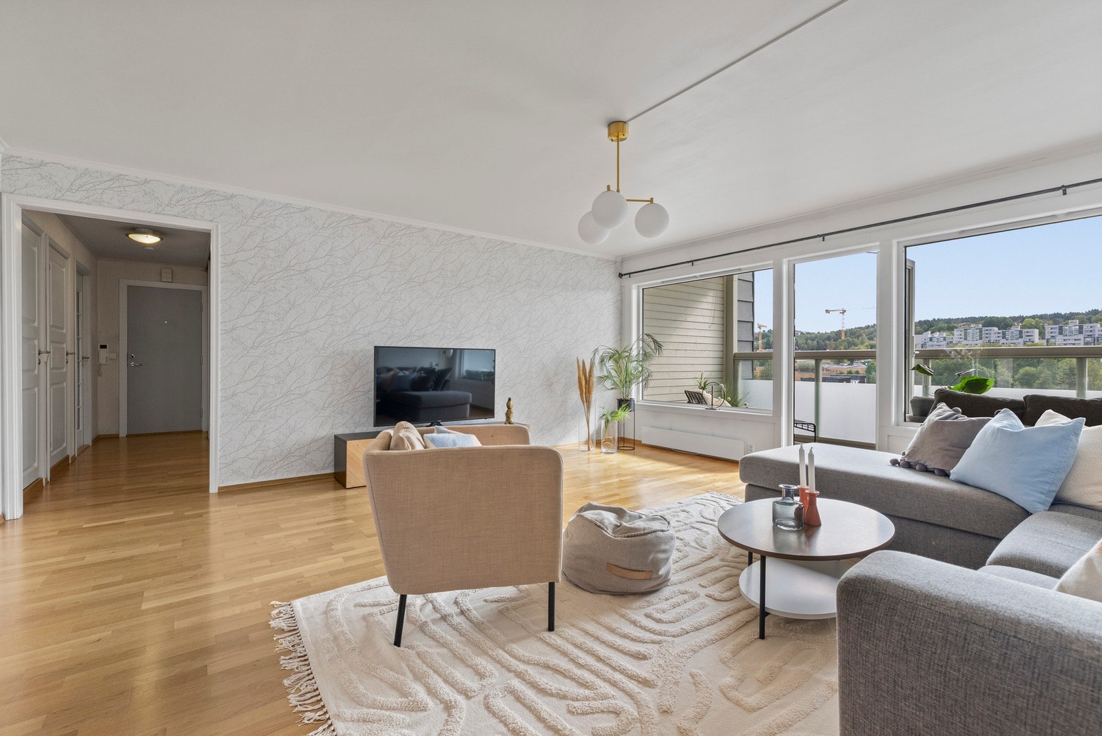 Stuen er enkel å møblere, og romhøyden på 2,40 meter gir en luftig følelse Galleribilde