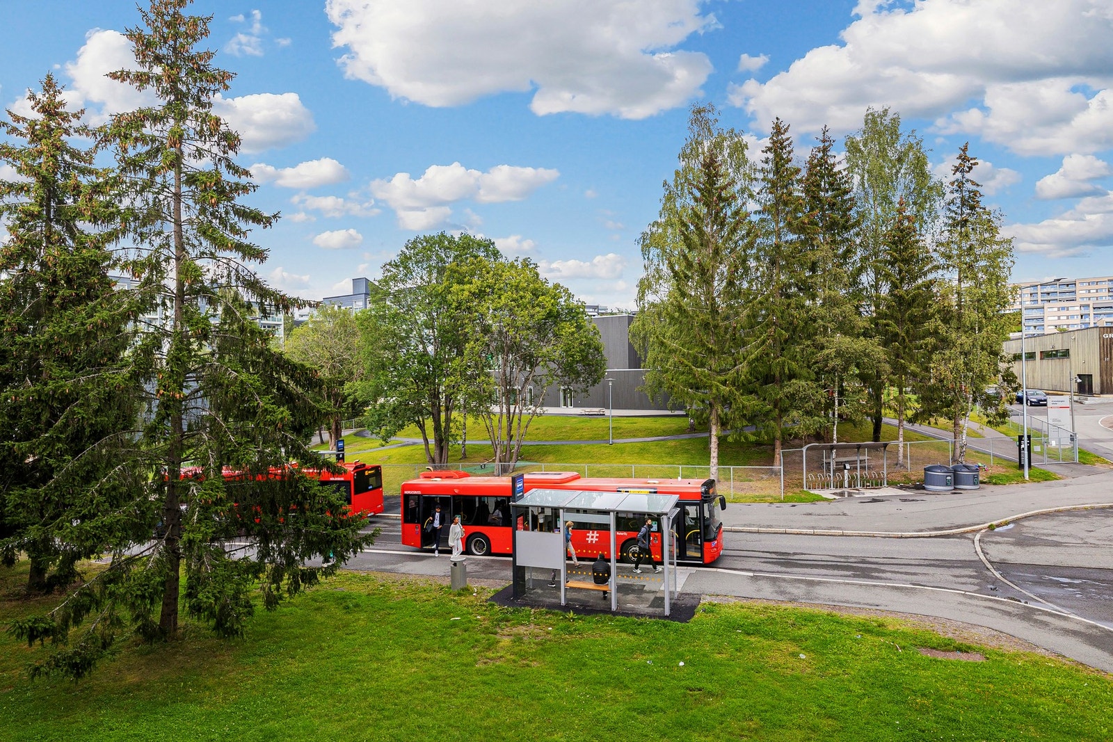 Nærmeste bussholdeplass er Gransletta, som ligger rett utenfor døra Galleribilde