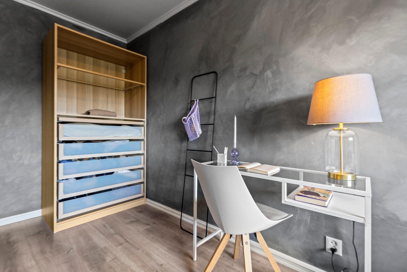 Her er det god plass til dobbeltseng, tilhørende møblement og oppbevaringsløsninger Galleribilde