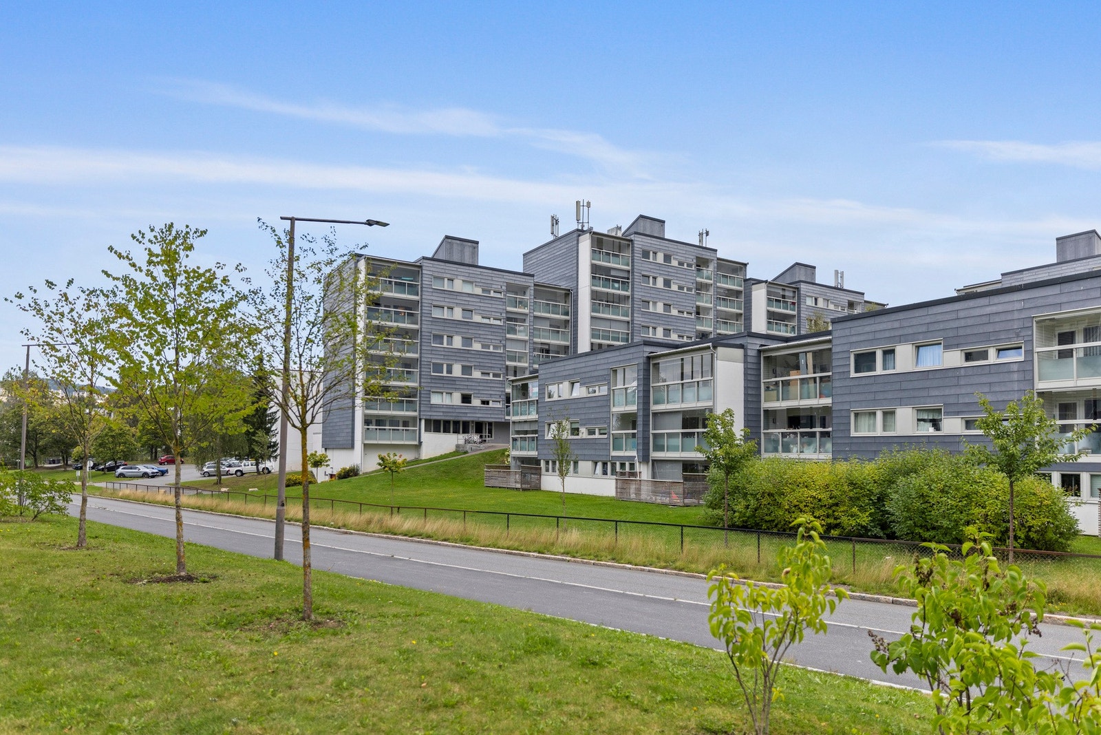 Felleseiendommen er opparbeidet med asfalterte internveier, lekeplass, plenareal, trær, beplantninger og felles sykkelparkering Galleribilde