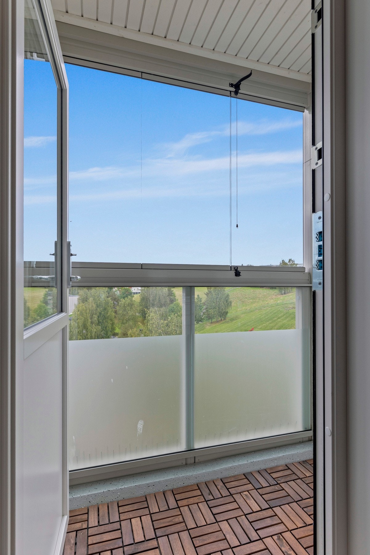 Rommet har direkte tilgang til en nordvendt, innglasset balkong på ca. 2,5 m² Galleribilde