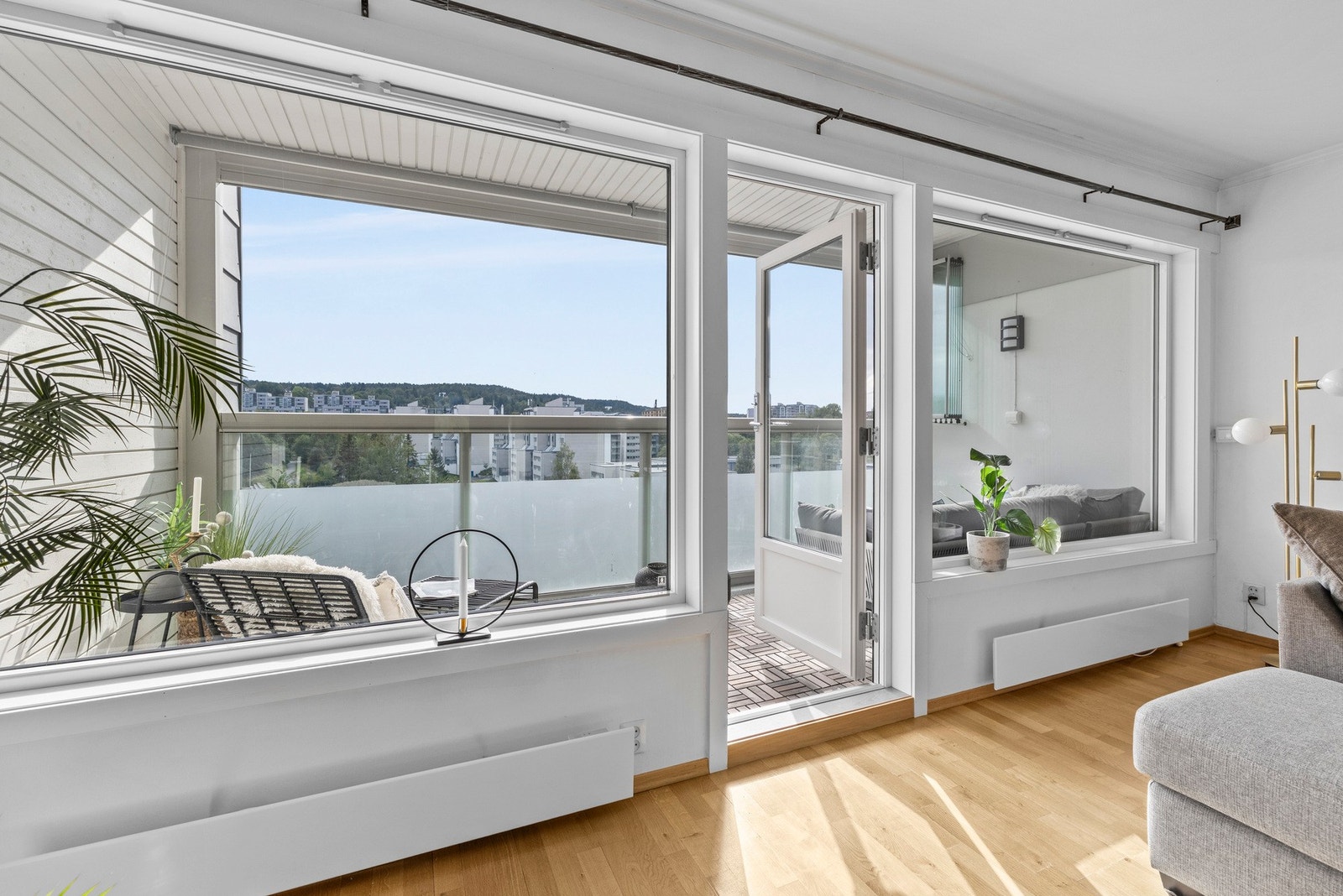 Med utgang til en sydvendt, innglasset balkong, får du et ekstra bruksområde som kan brukes året rundt Galleribilde