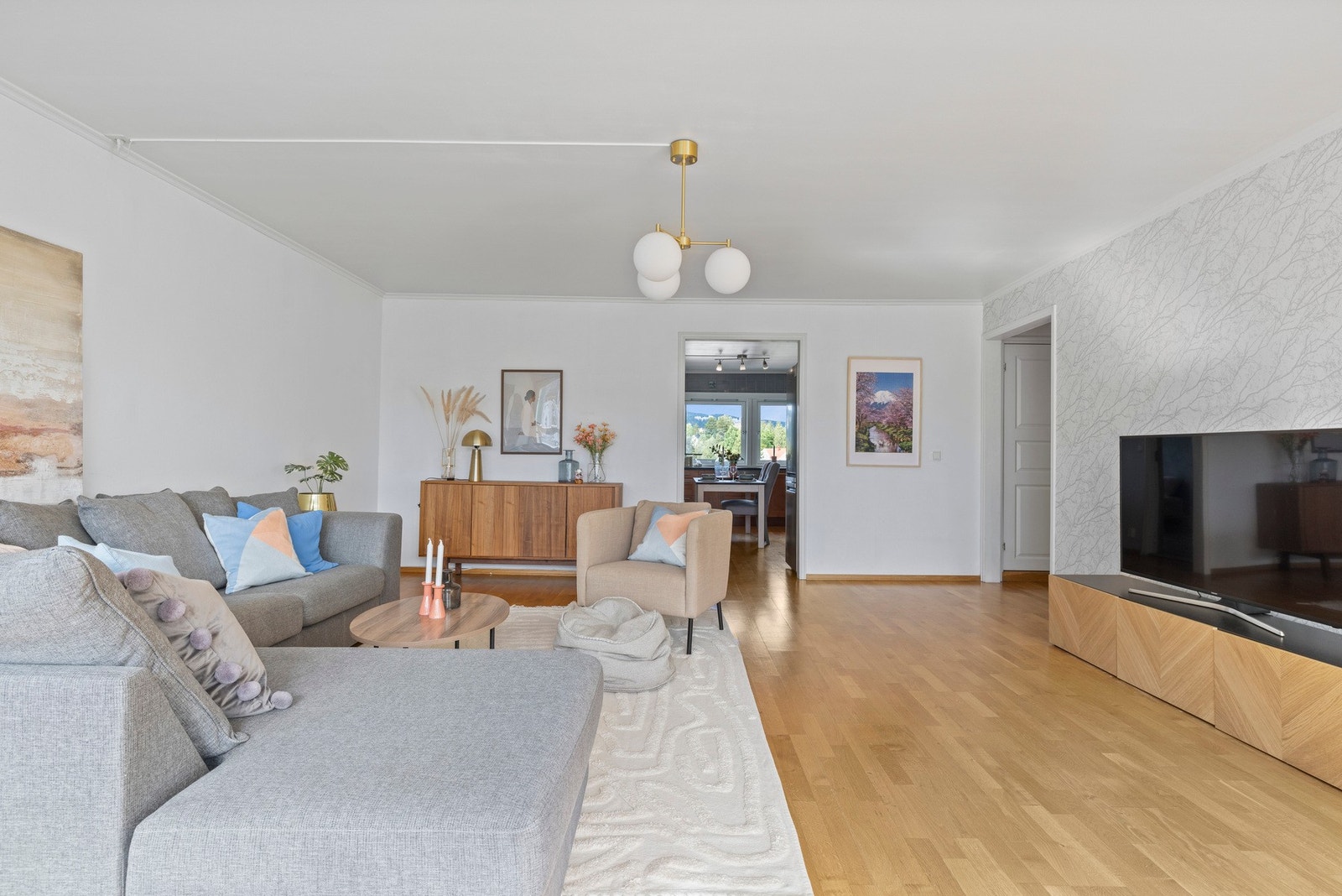 Stuen fungerer som et fleksibelt oppholdsrom for både hverdag og sosiale sammenkomster Galleribilde