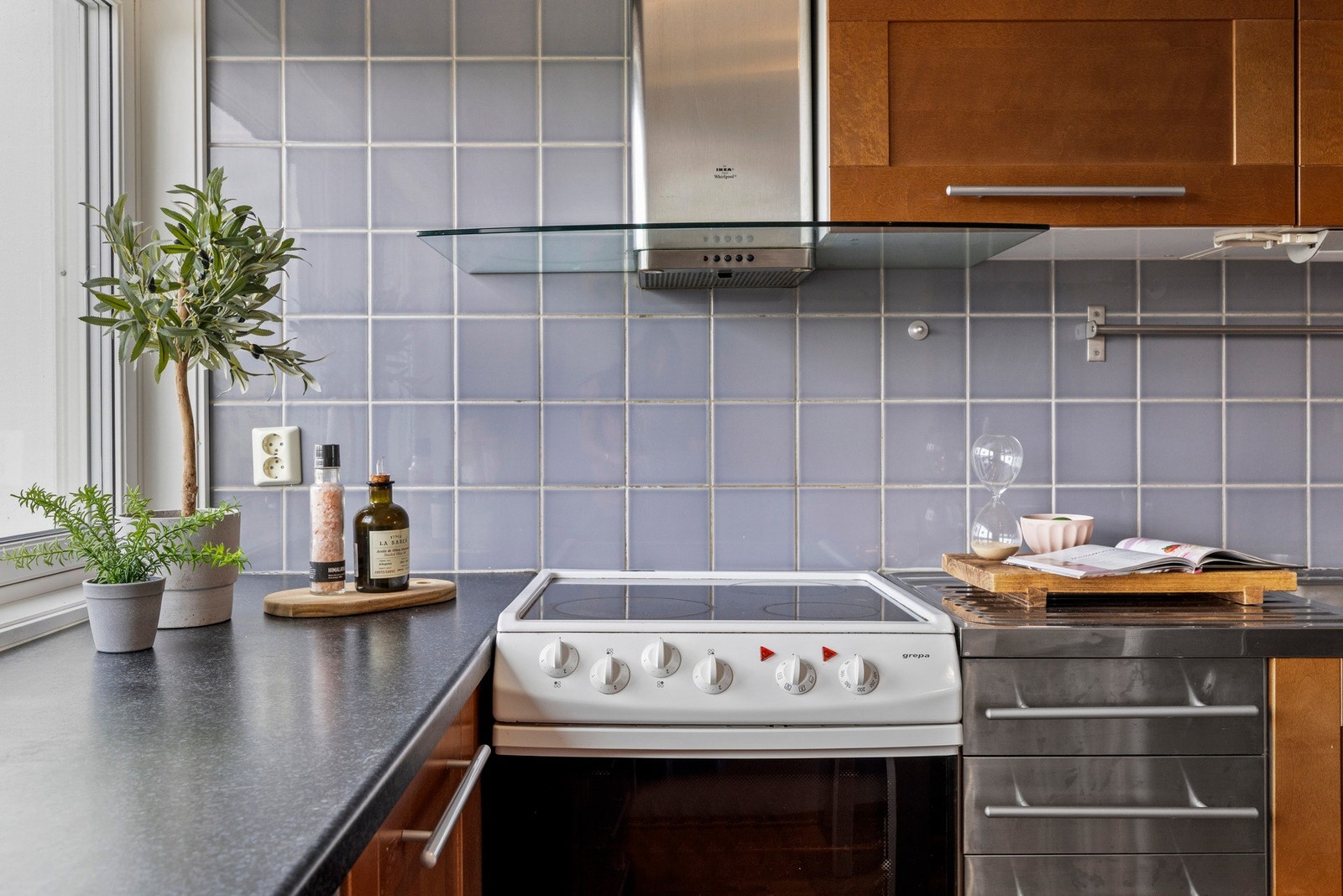 Rommet er utstyrt med frittstående komfyr, kjøleskap med frysedel og en oppvaskkum i stål Galleribilde