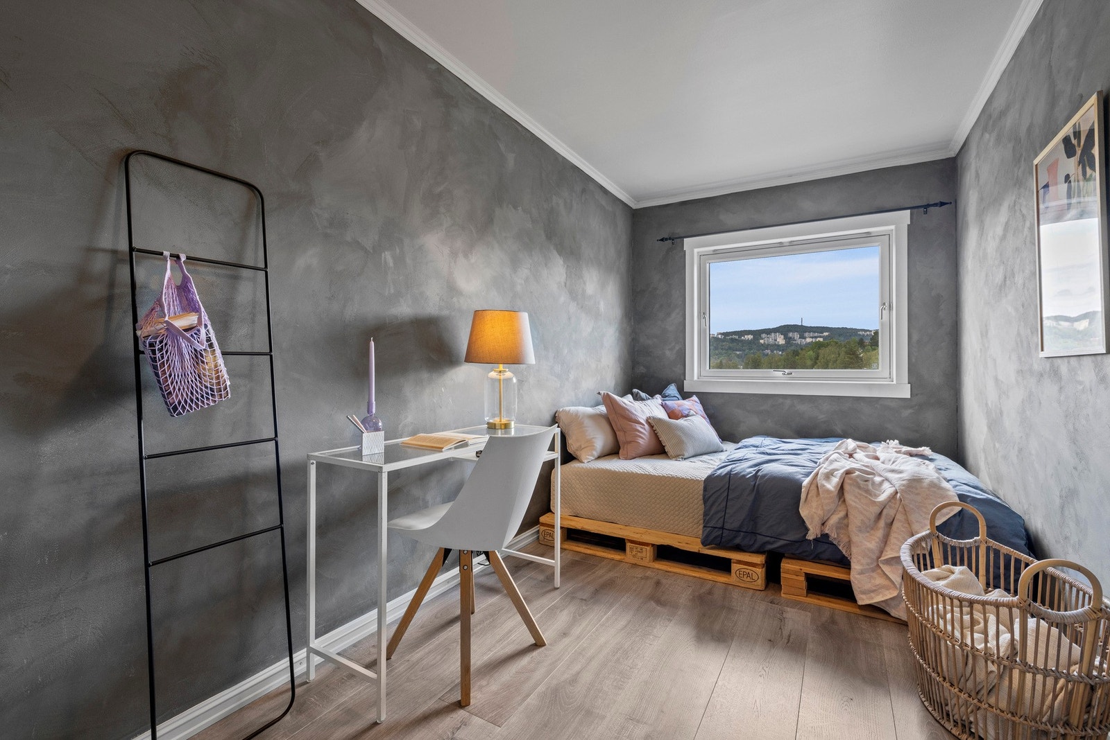 Det andre soverommet passer ypperlig som barnerom, gjesterom eller kontor Galleribilde