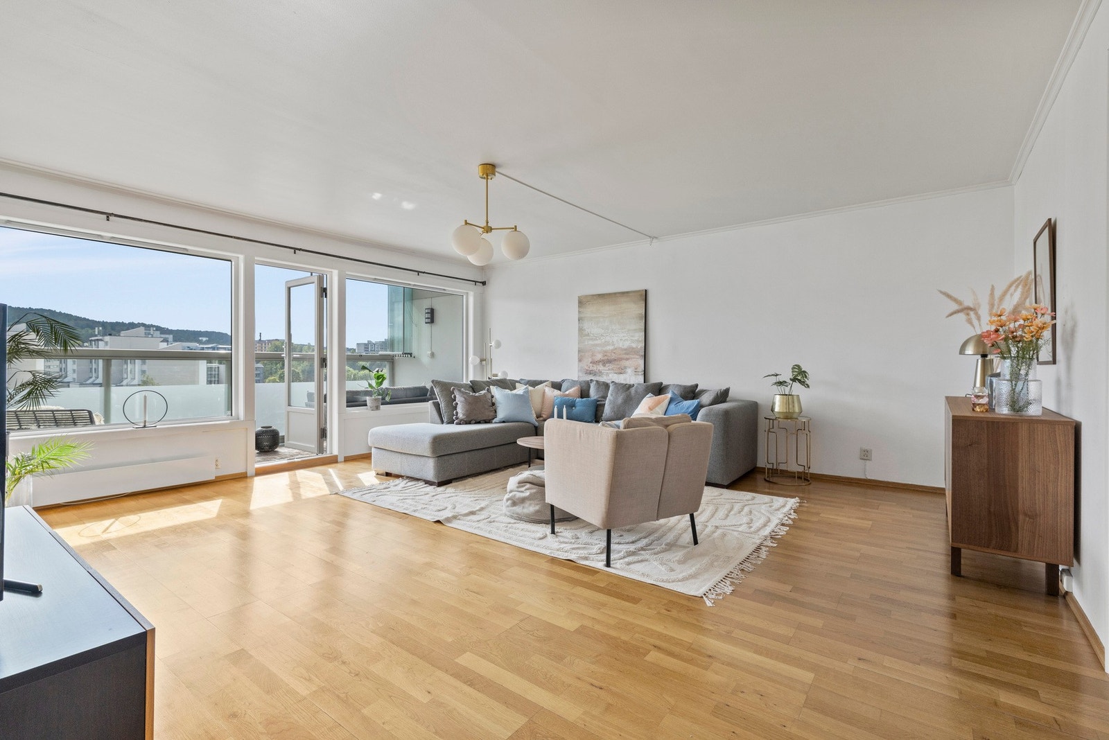 De store vinduene slipper inn godt med naturlig lys og gir rommet en luftig atmosfære Galleribilde