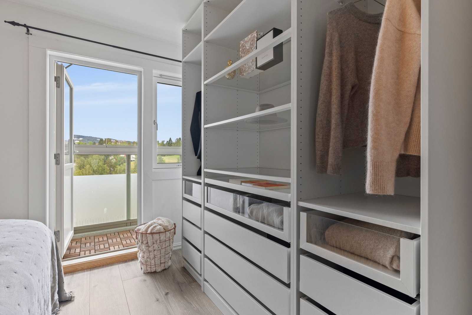 Langs den ene veggen er det en romslig garderobeløsning Galleribilde