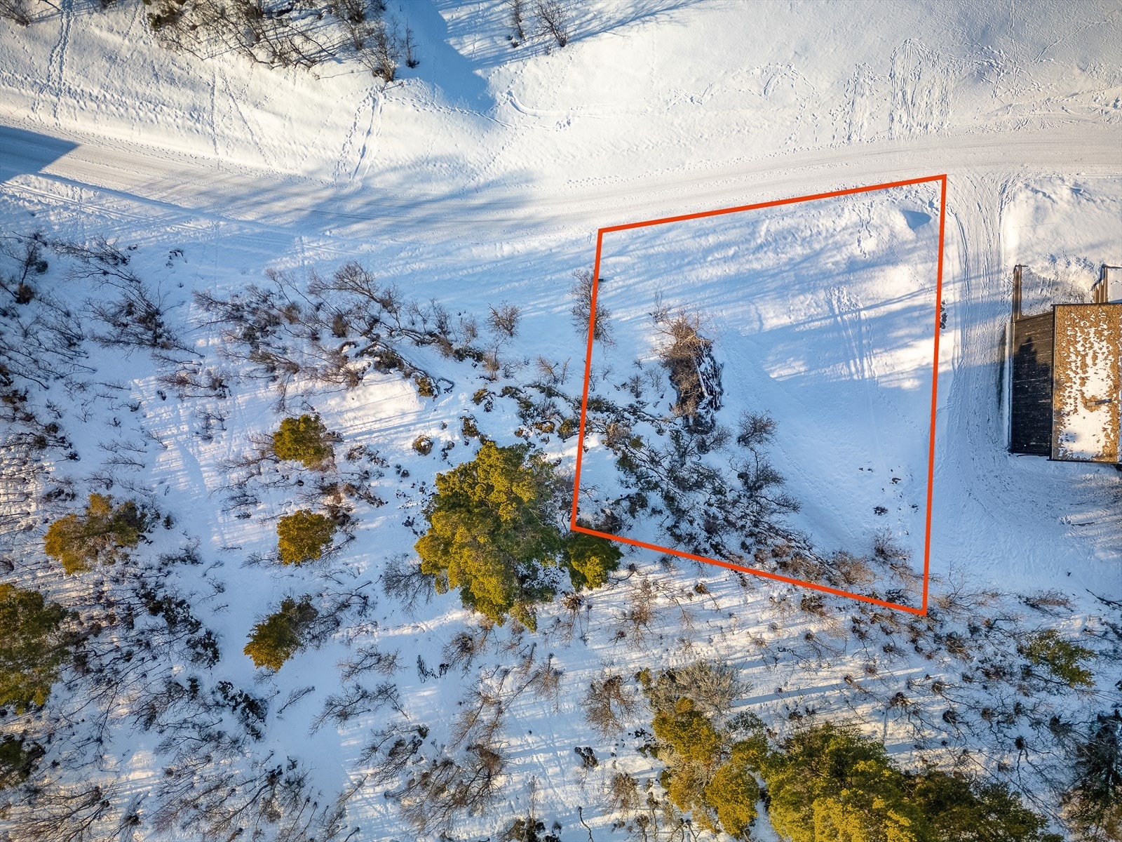 Tomten ligger attraktivt til i Kleberberget, Gjevilvassdalen på Oppdal. Fantastisk beliggenhet for deg som er glad i friluftsliv både sommer som vinter! Galleribilde