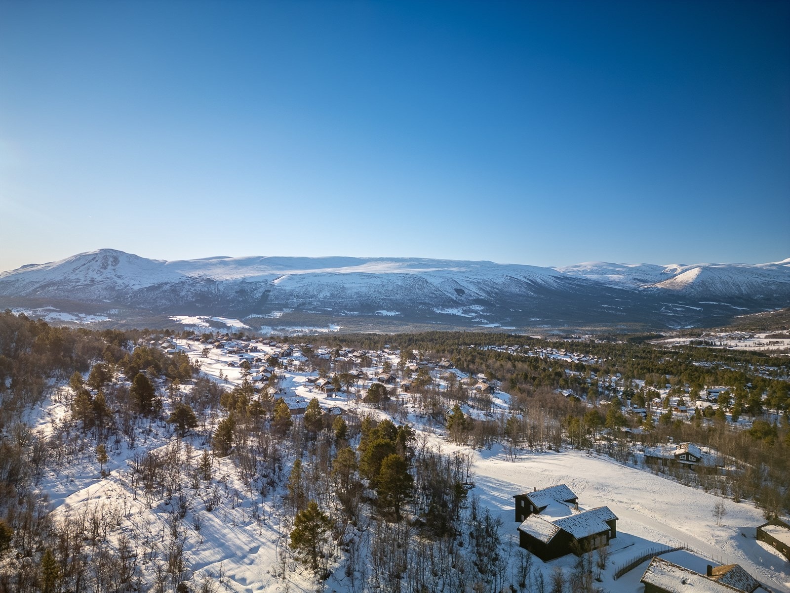 Området har vakker natur sommer som vinter. Flere skiløyper på vinterstid og herlige turstier på sommerstid. Galleribilde